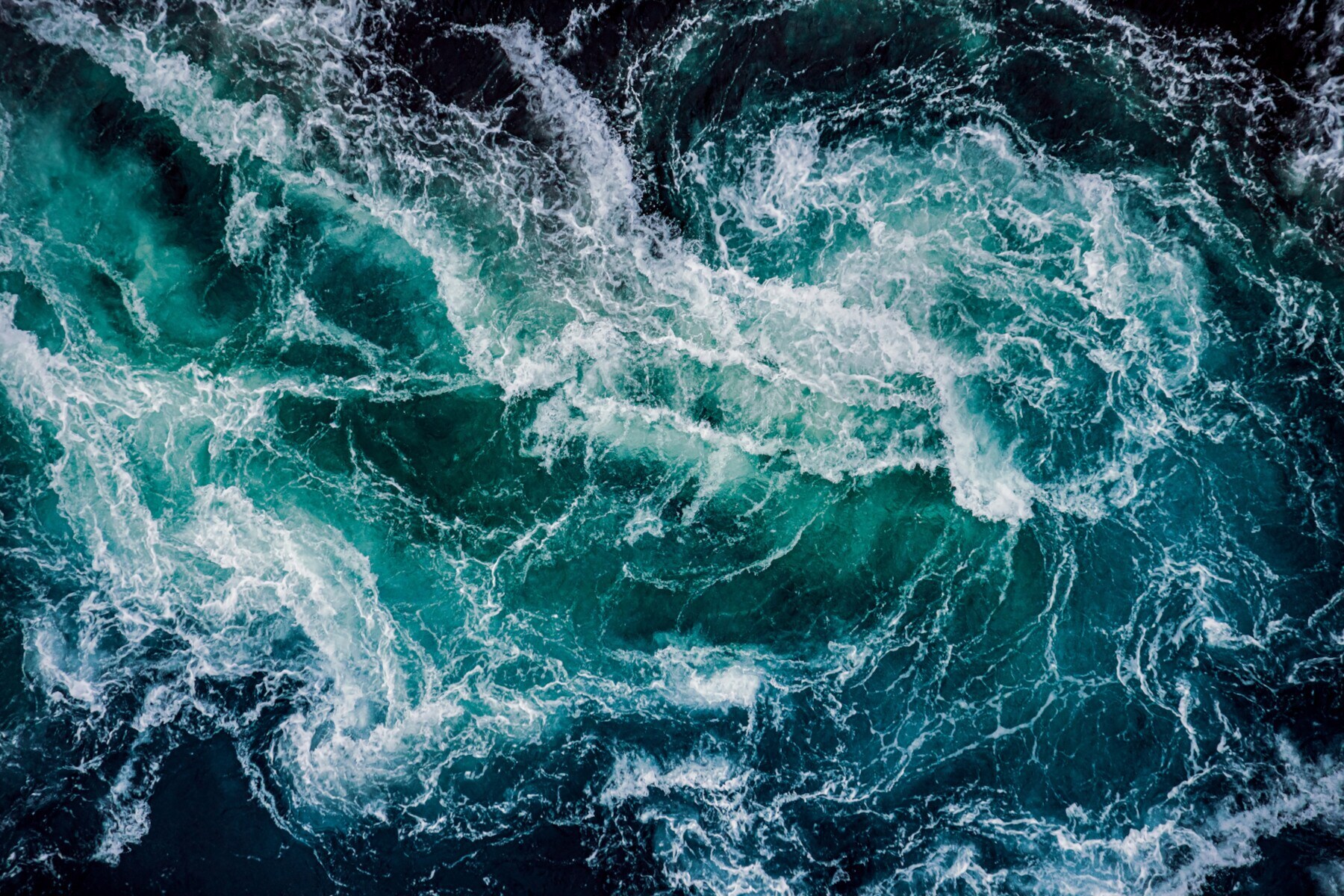 Aufsicht auf die Wasserstrudel des Saltstraumen in Norwegen Aufsicht auf die Wasserstrudel des Saltstraumen in Norwegen