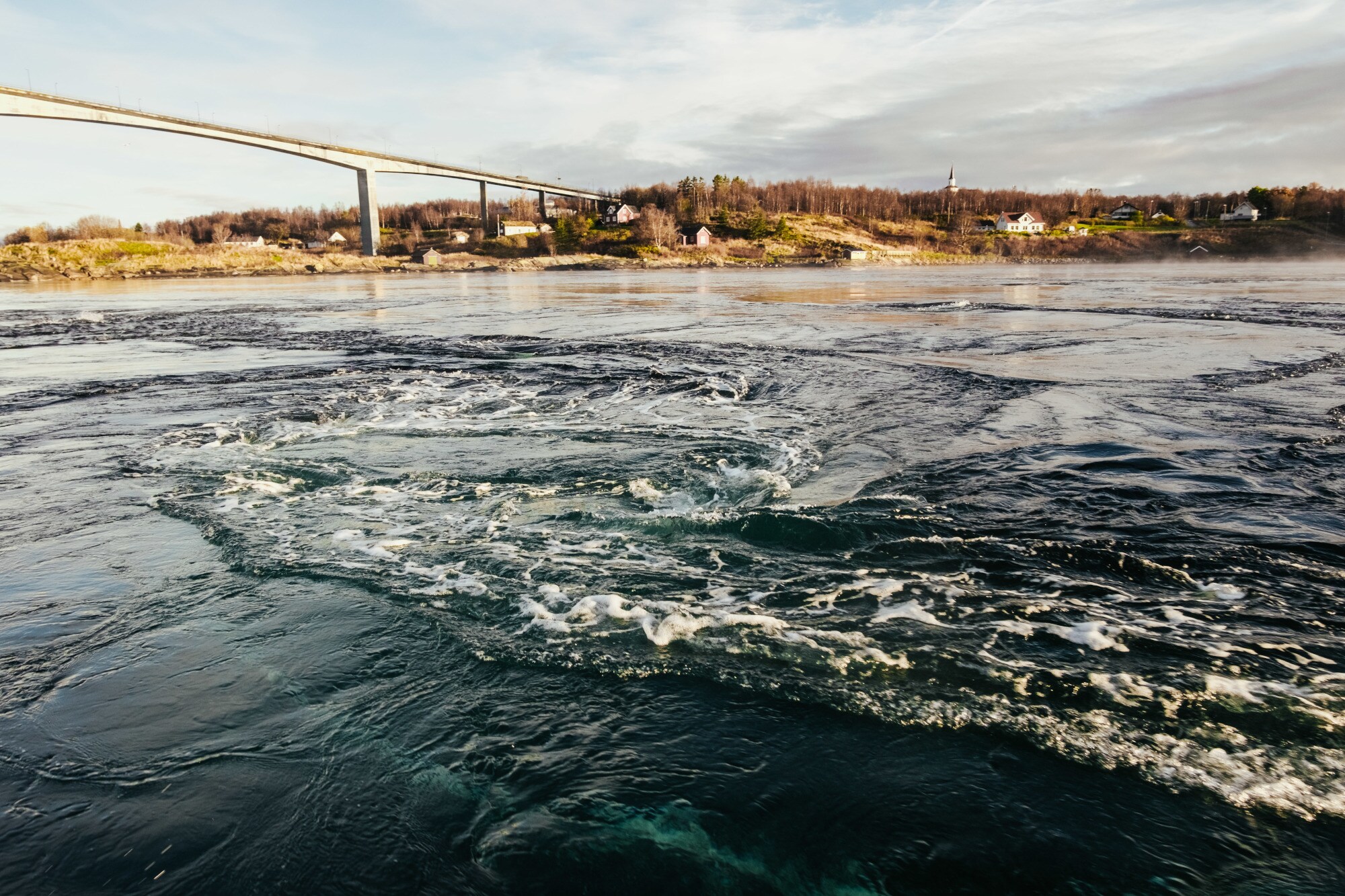 Nahaufnahme einer Verwirbelung des Gezeitenstroms Saltstraumen