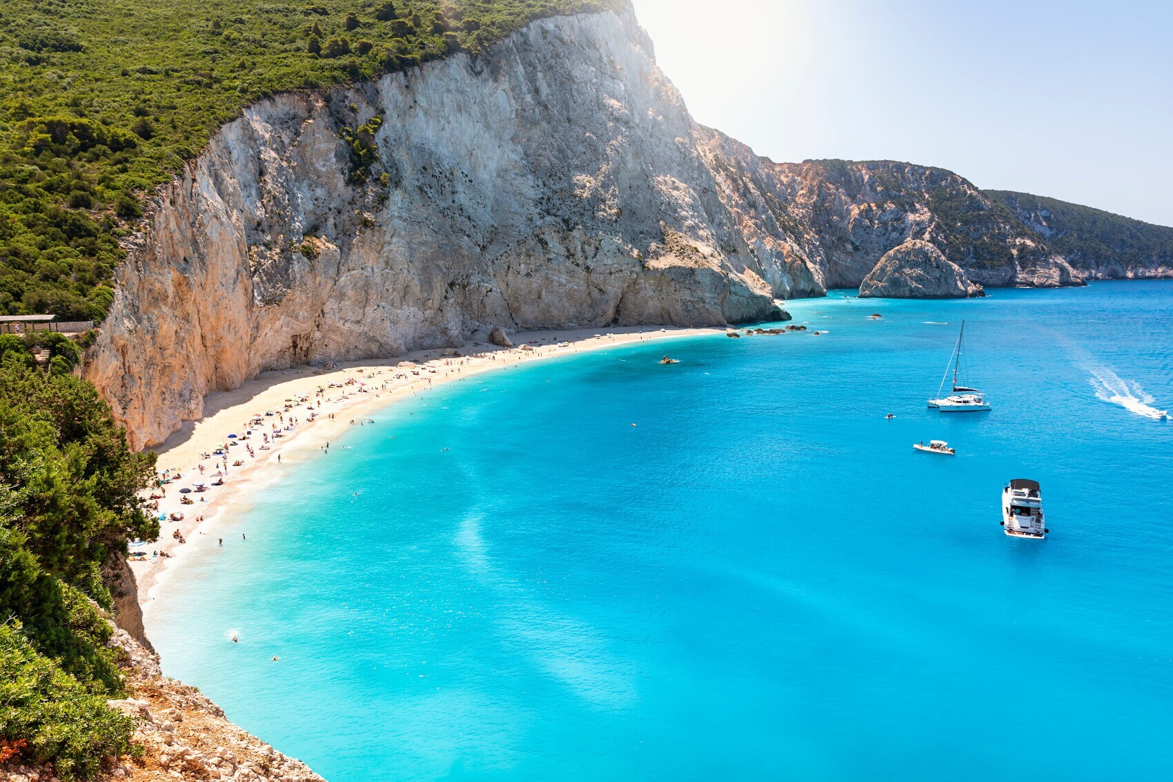 Blick auf den Strand von Porto Katsiki, der am Fuße einer Steilküste liegt