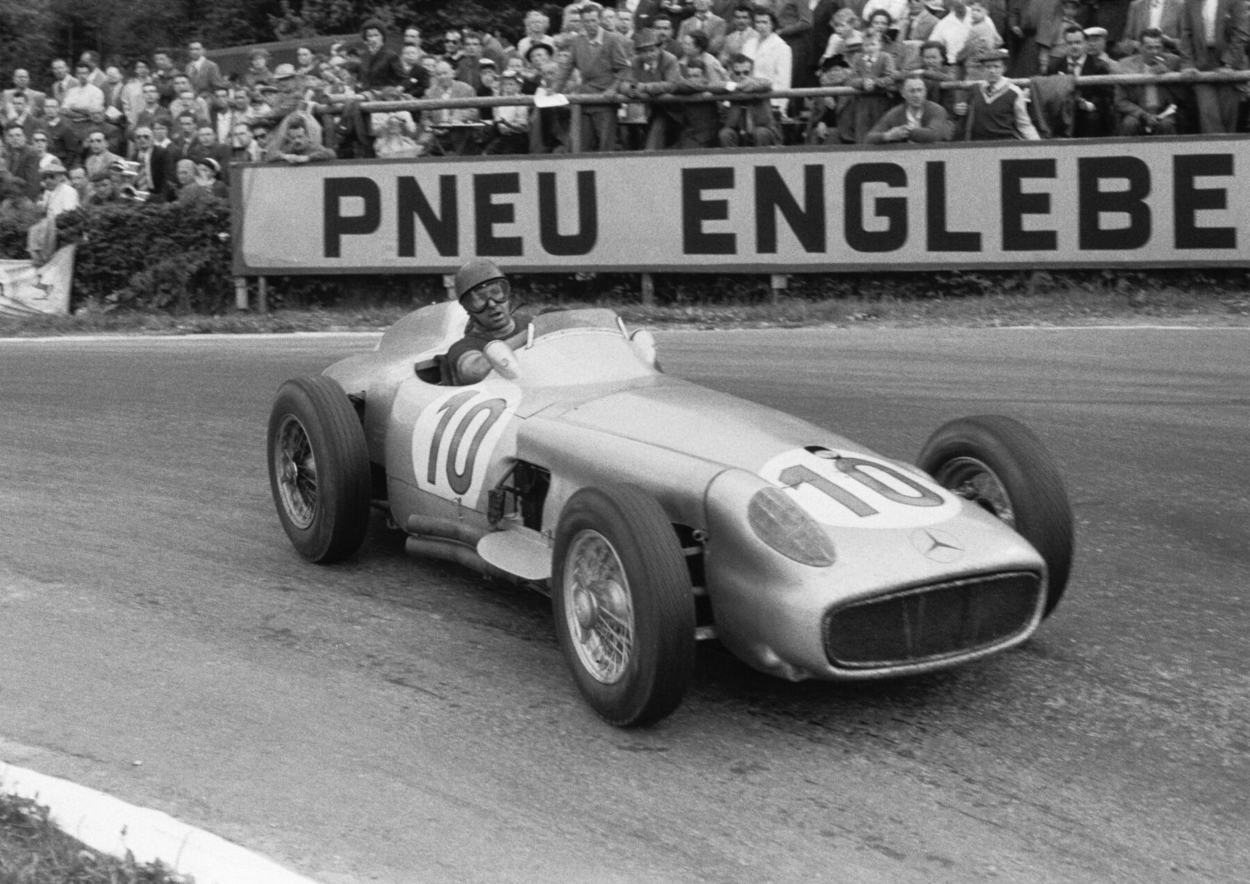 Motorsportfahrer Juan Miguel Fangio in seinem Mercedes W196 während des Großen Preises von Belgien 1955