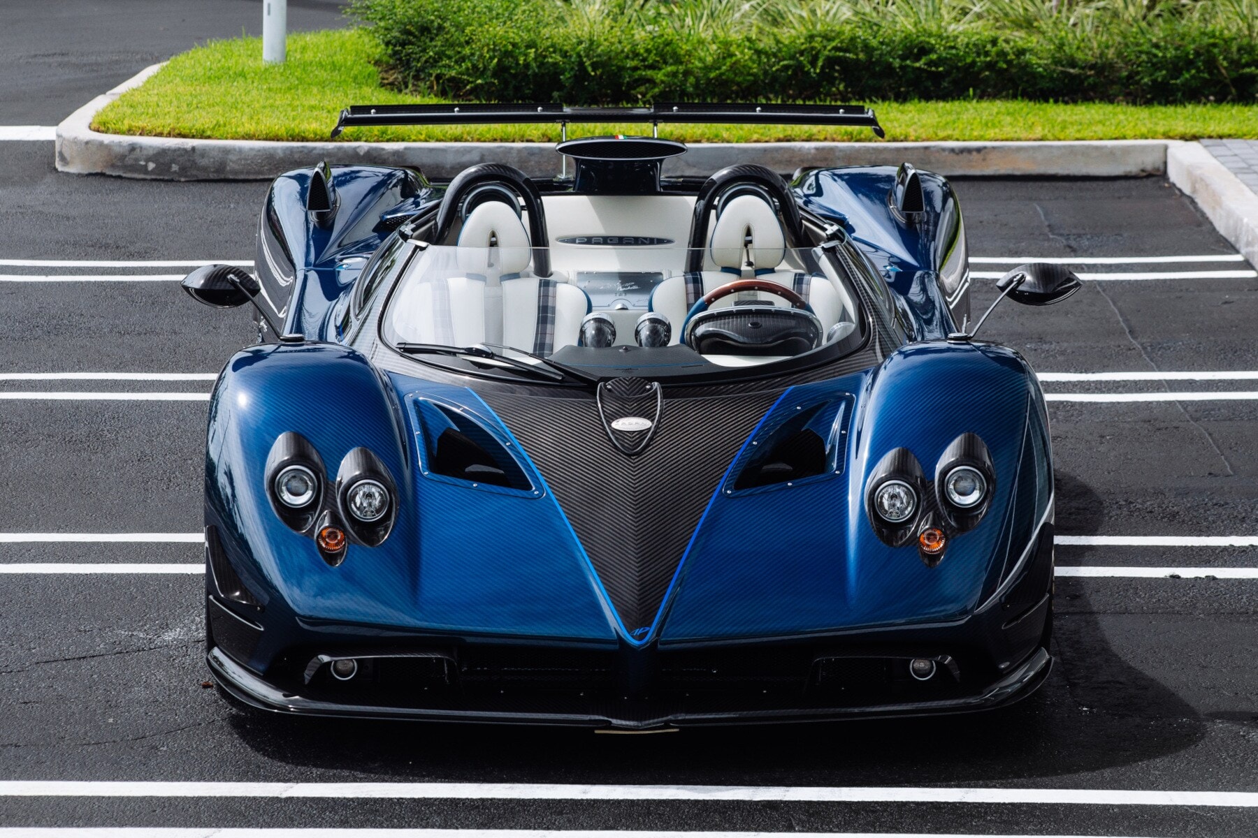Frontaufnahme eines blauen Pagani Zonda HP Barchetta Frontaufnahme eines blauen Pagani Zonda HP Barchetta