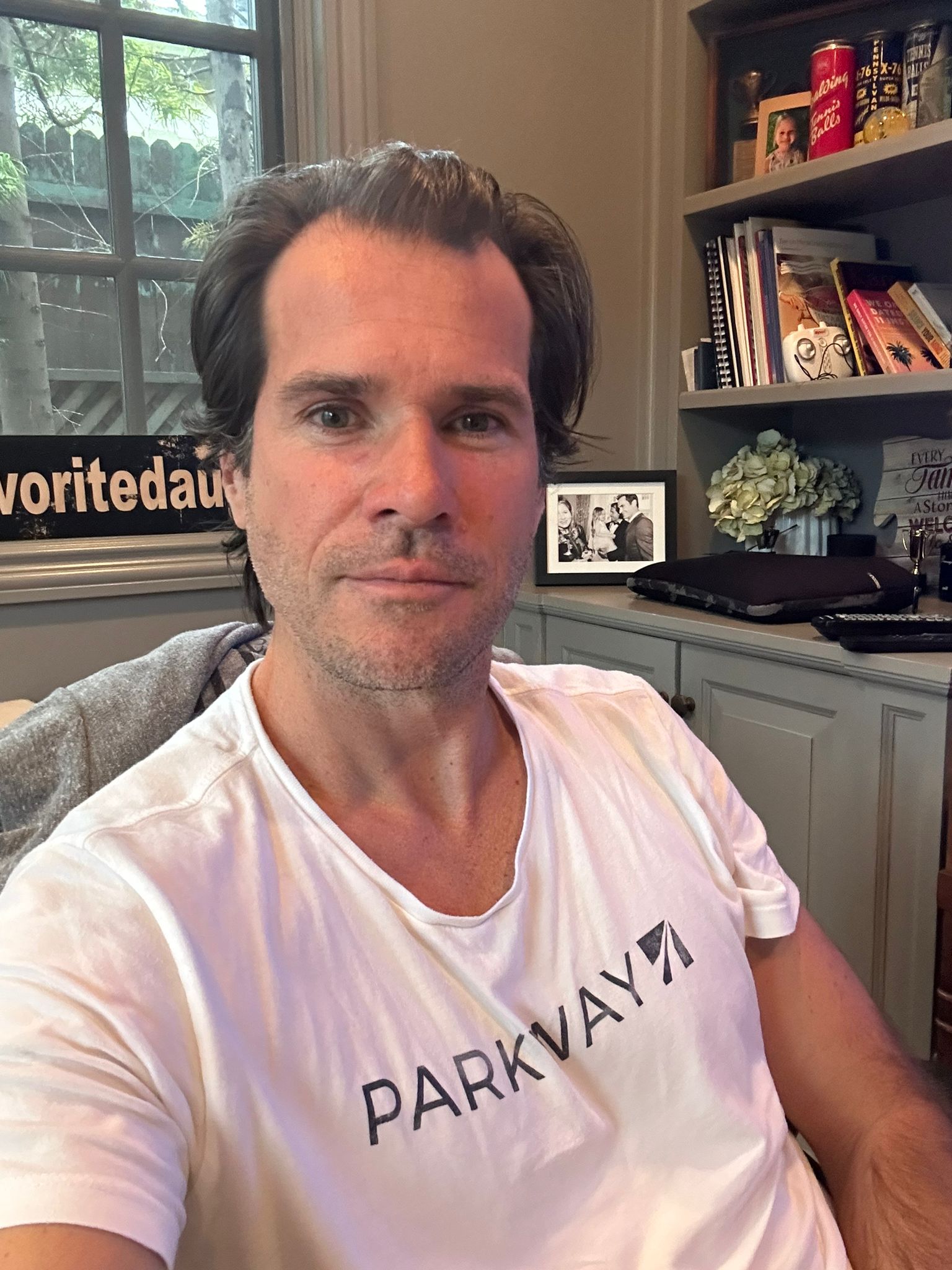 Tommy Haas auf einem Stuhl in seinem Büro. Tommy Haas auf einem Stuhl in seinem Büro.