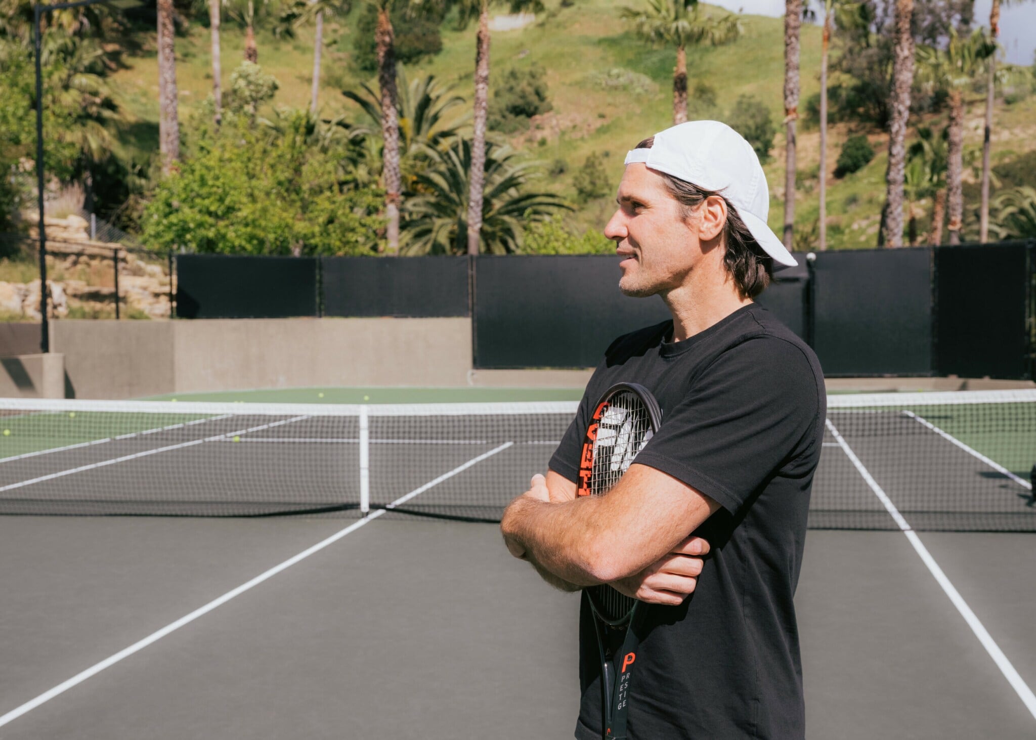 Tommy Haas steht auf einem Tennisplatz. Tommy Haas steht auf einem Tennisplatz.