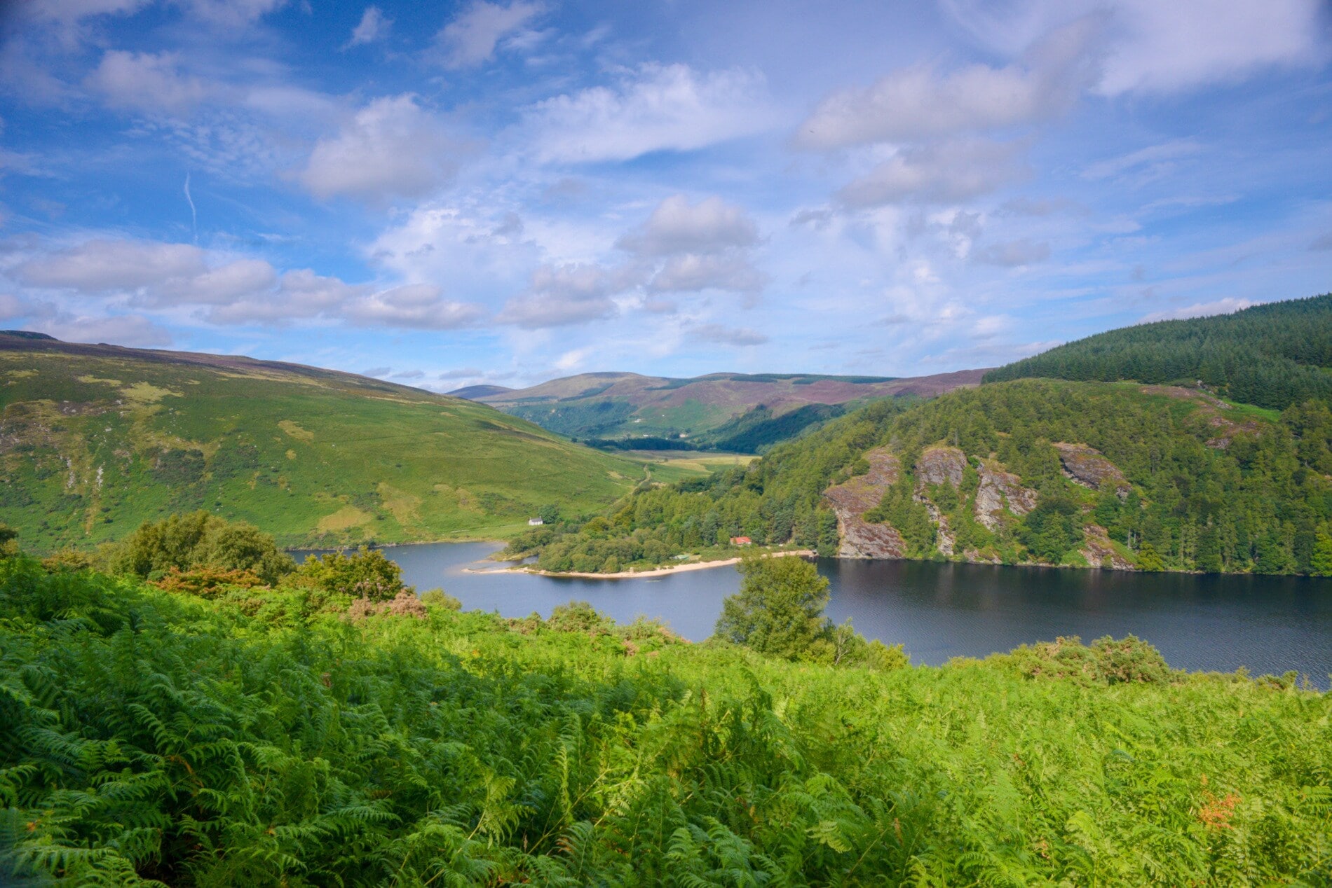 Blick auf den malerischen See Lough Dan in Irland Blick auf den malerischen See Lough Dan in Irland