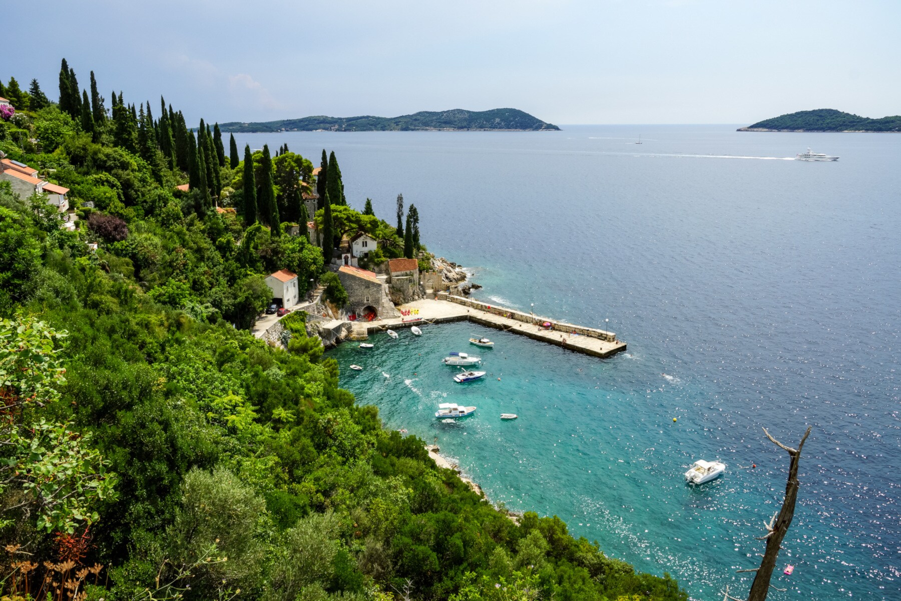Blick aus der Vogelperspektive auf einen kleinen Hafen im kroatischen Trsteno