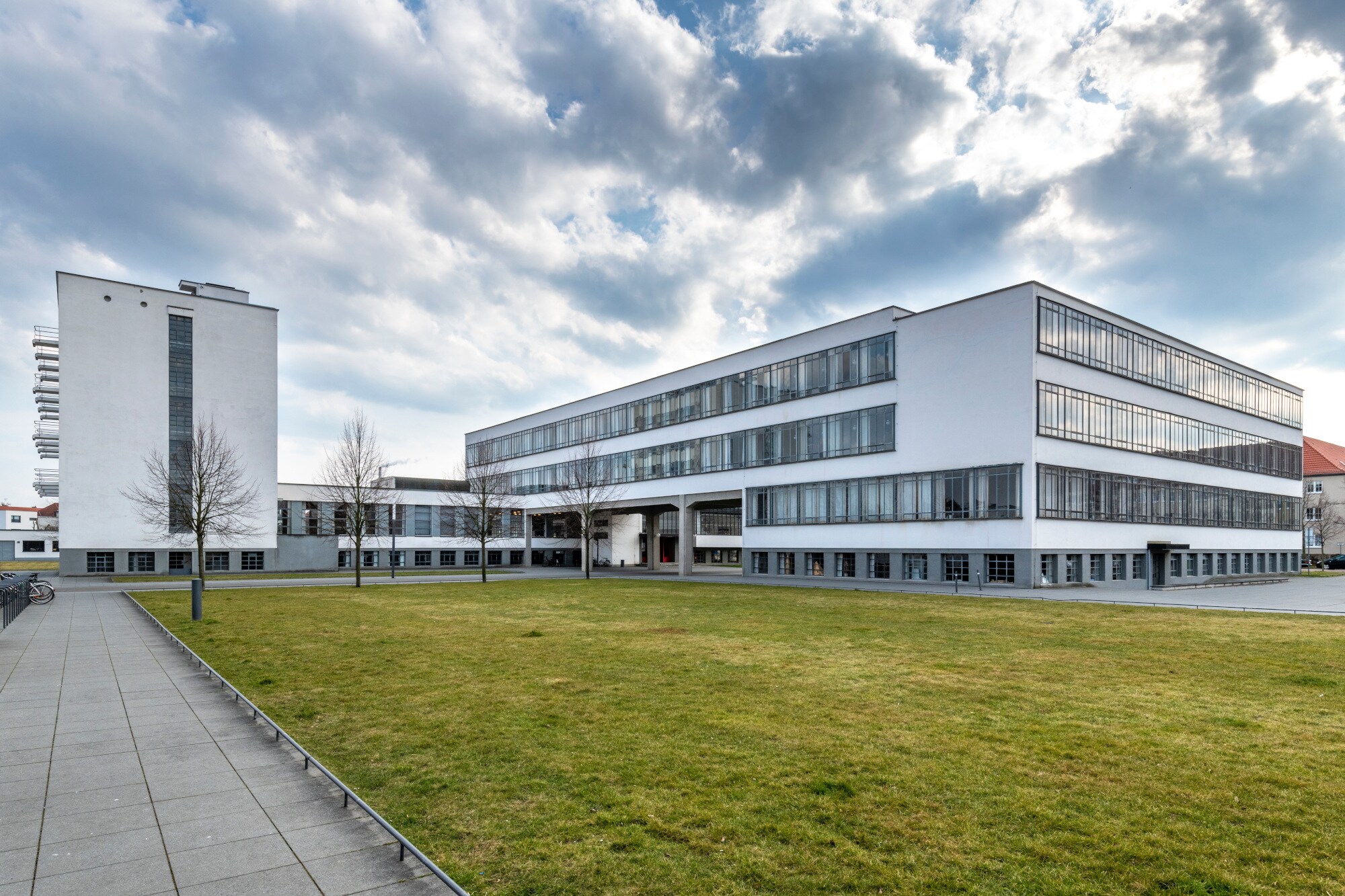 Der kubische Bauhaus-Gebäudekomplex mit Glasfassaden