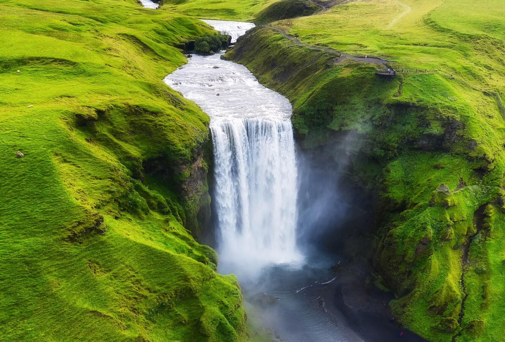 Luftaufnahme des Skógafoss-Wasserfalls in Island