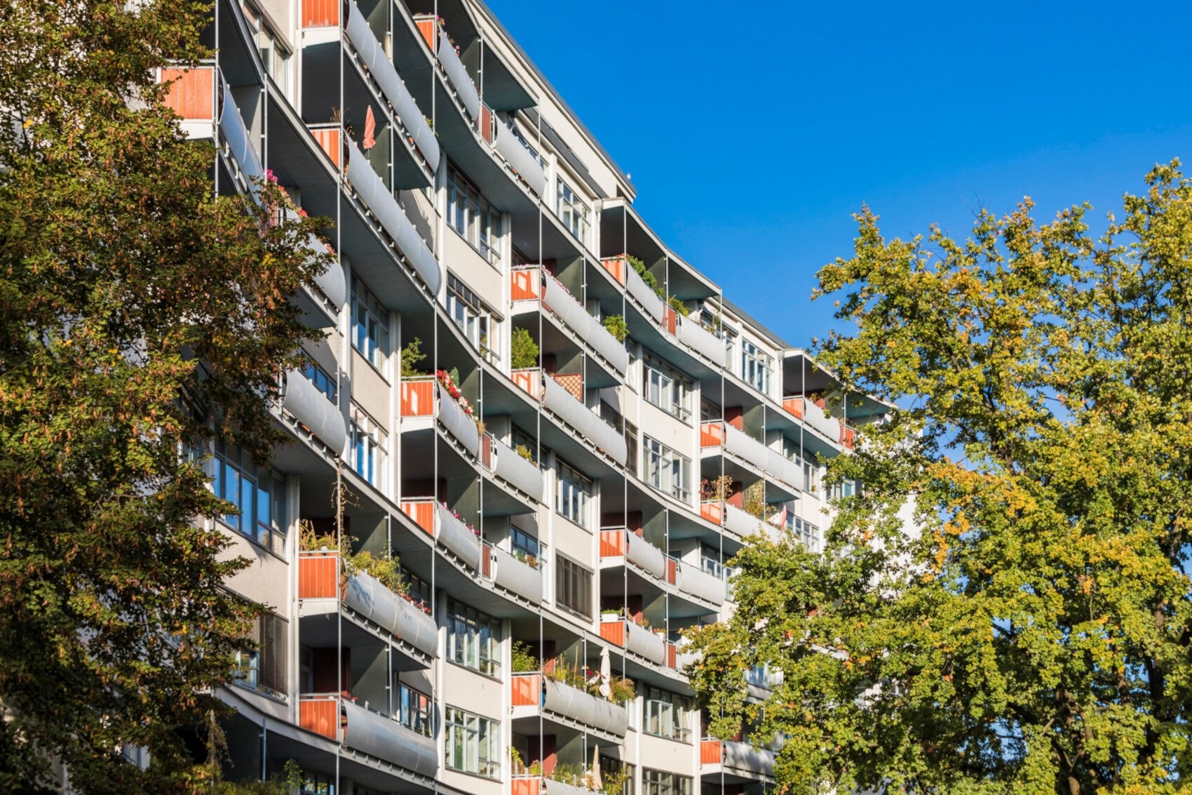 Eine gekrümmte Hochhausfassade mit Balkonen Eine gekrümmte Hochhausfassade mit Balkonen
