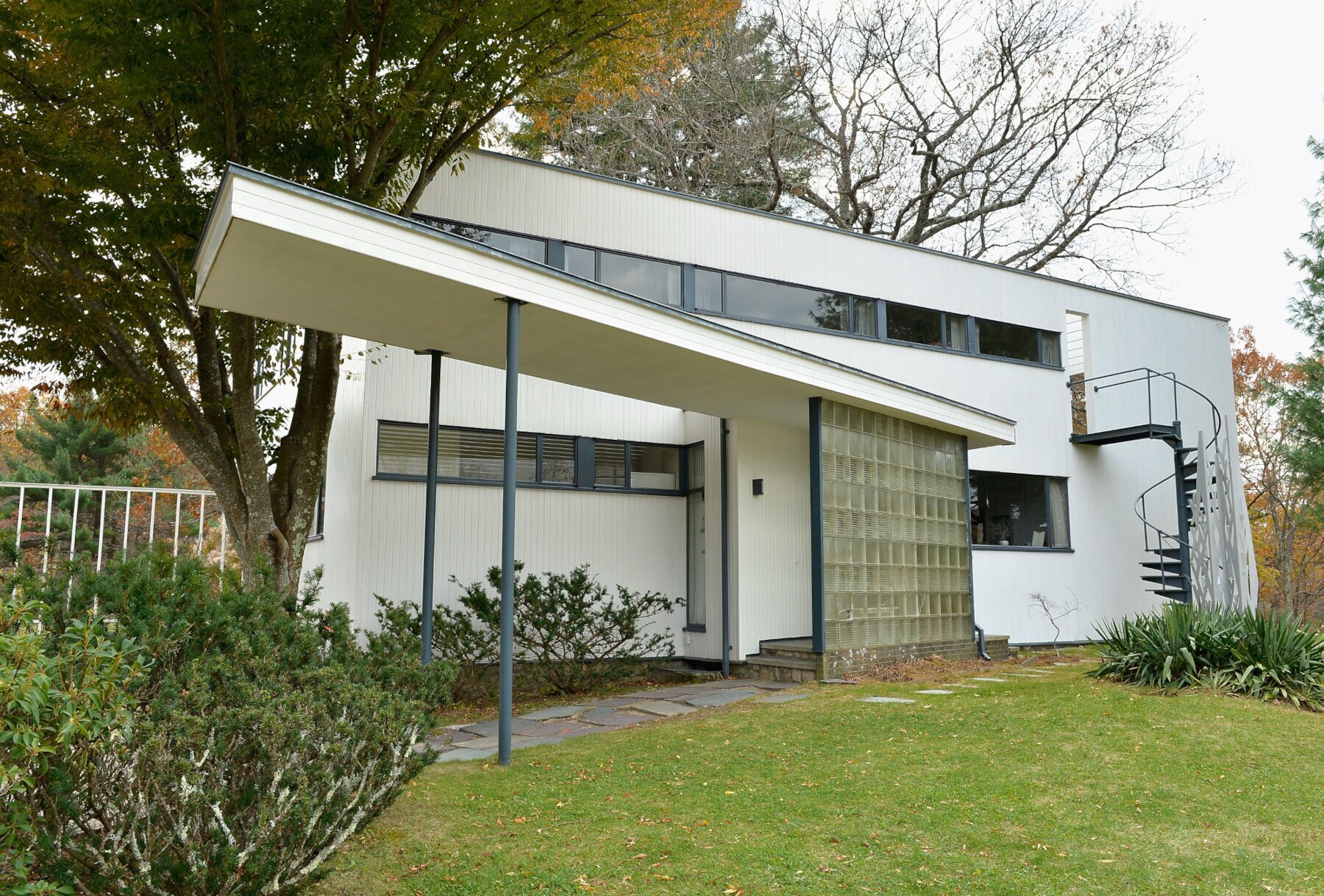 Ein weißes Wohnhaus im Bauhaus-Stil mit Garten
