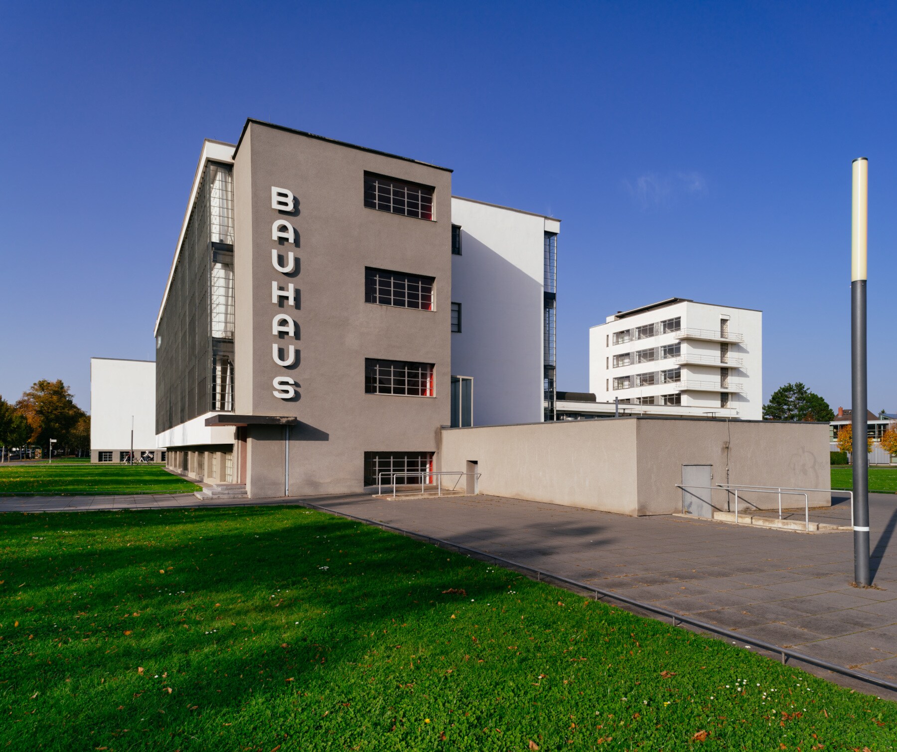 Außenansicht des Bauhaus-Gebäudes in Dessau
