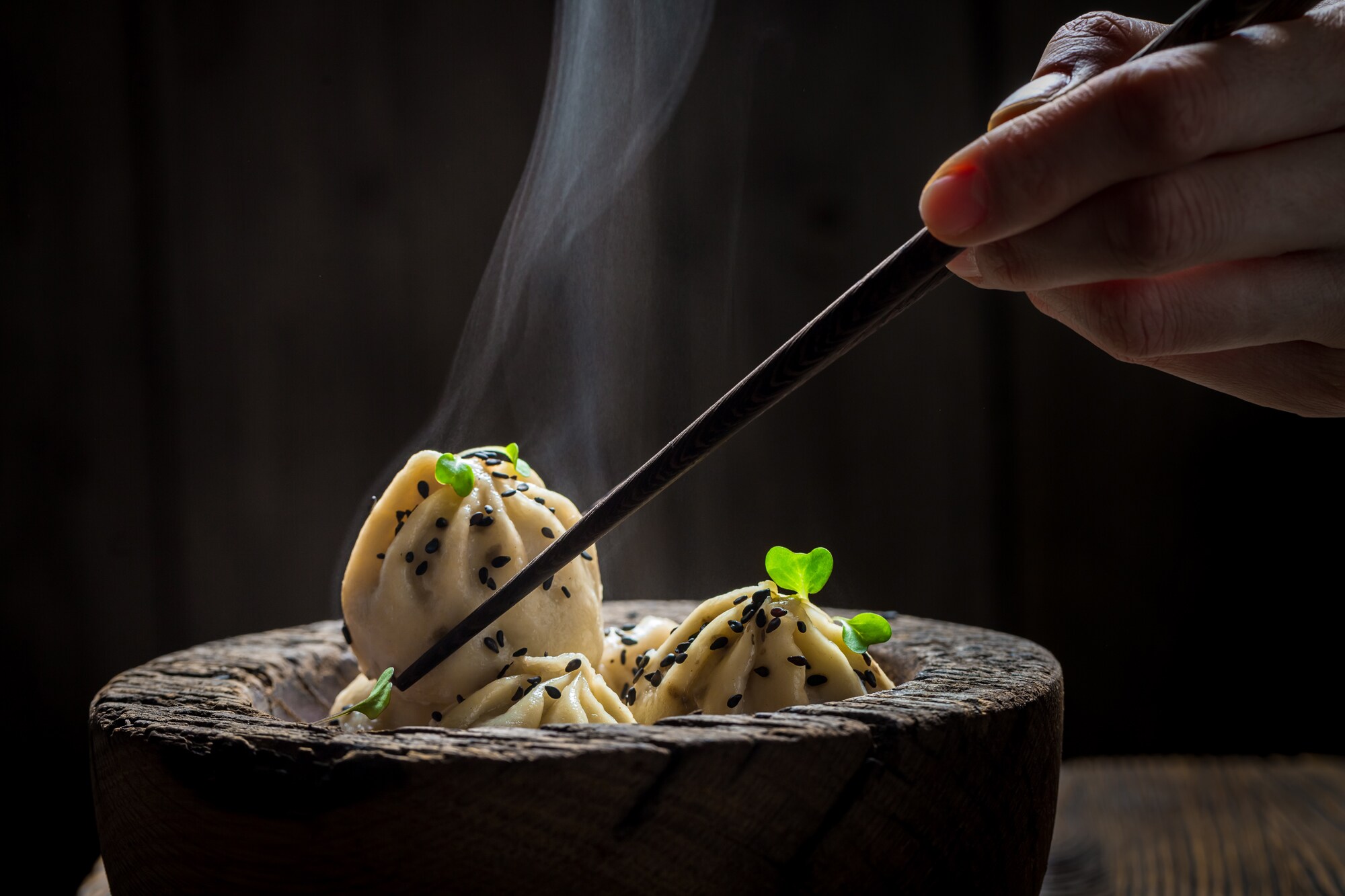 Heiße asiatische Knödel in einer Holzschale Heiße asiatische Knödel in einer Holzschale
