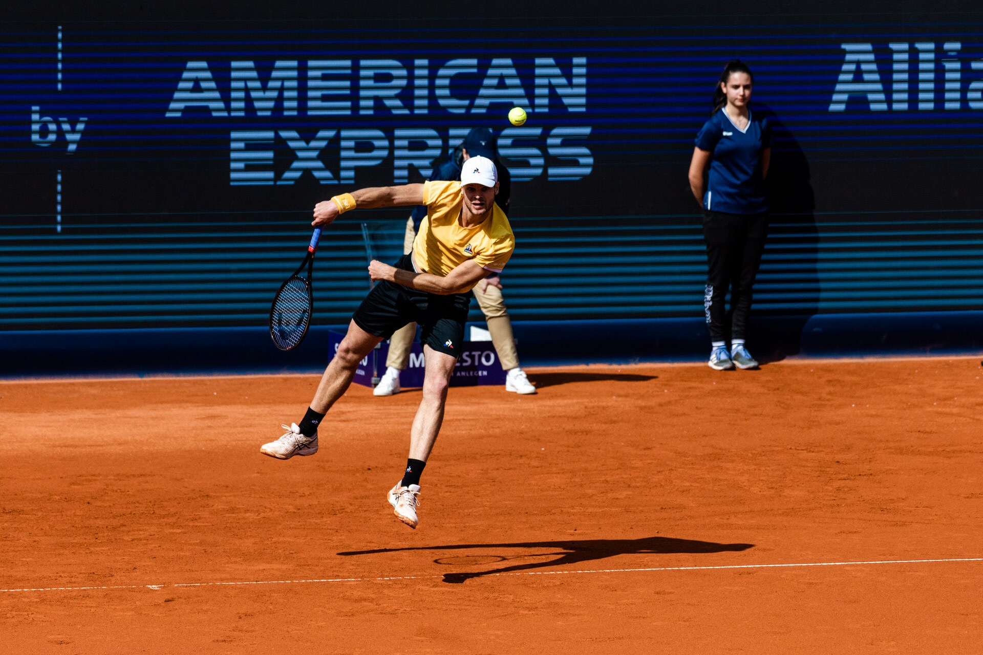 Der Deutsche Yannick Hanfmann bei einem seiner gewaltigen Aufschläge.