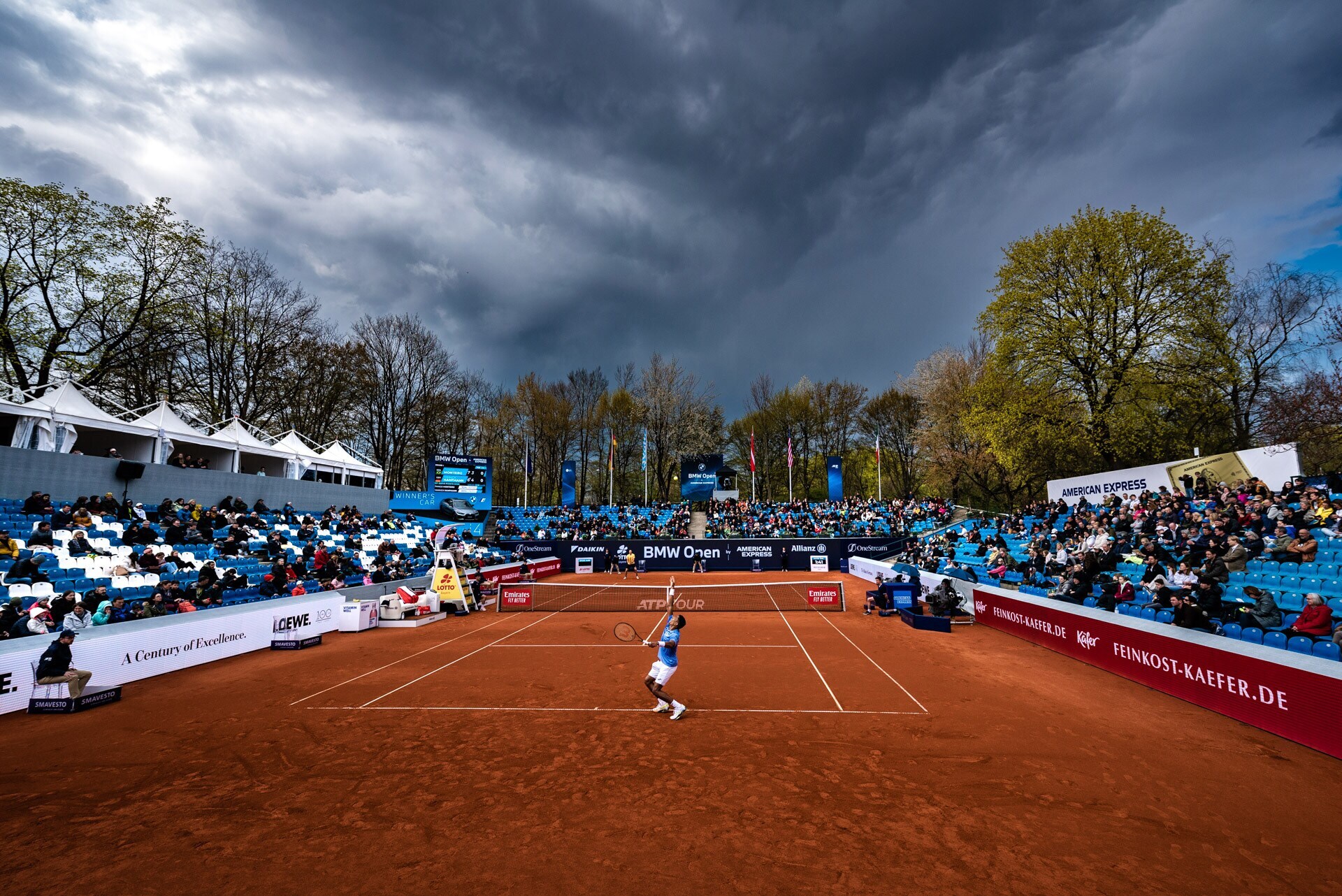 Thiago Monteiro beim Aufschlag bei den BMW Open by American Express.
