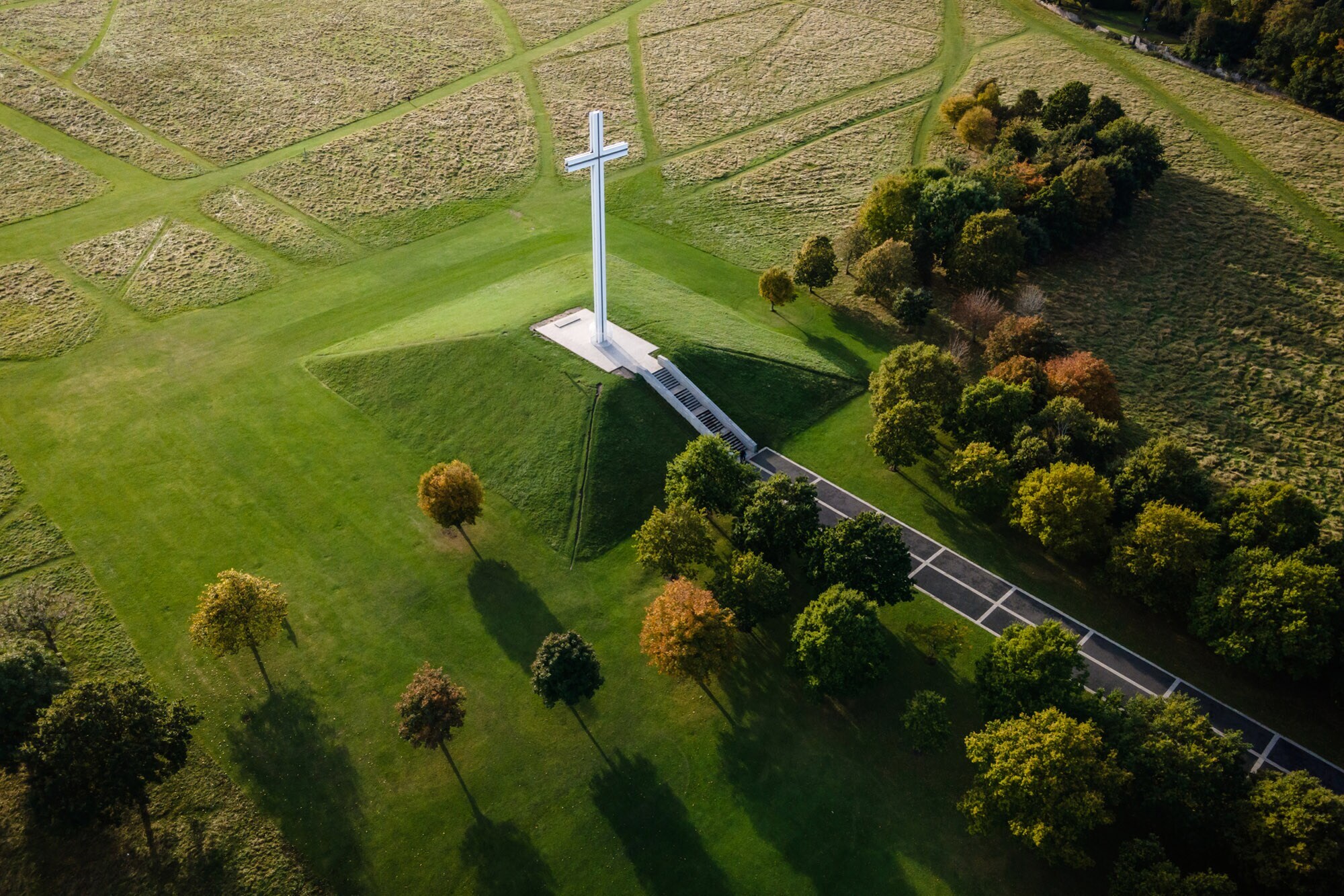 Luftaufnahme von einem weißen Kreuz auf einem künstlich angelegten Hügel im Phoenix Park in Dublin
