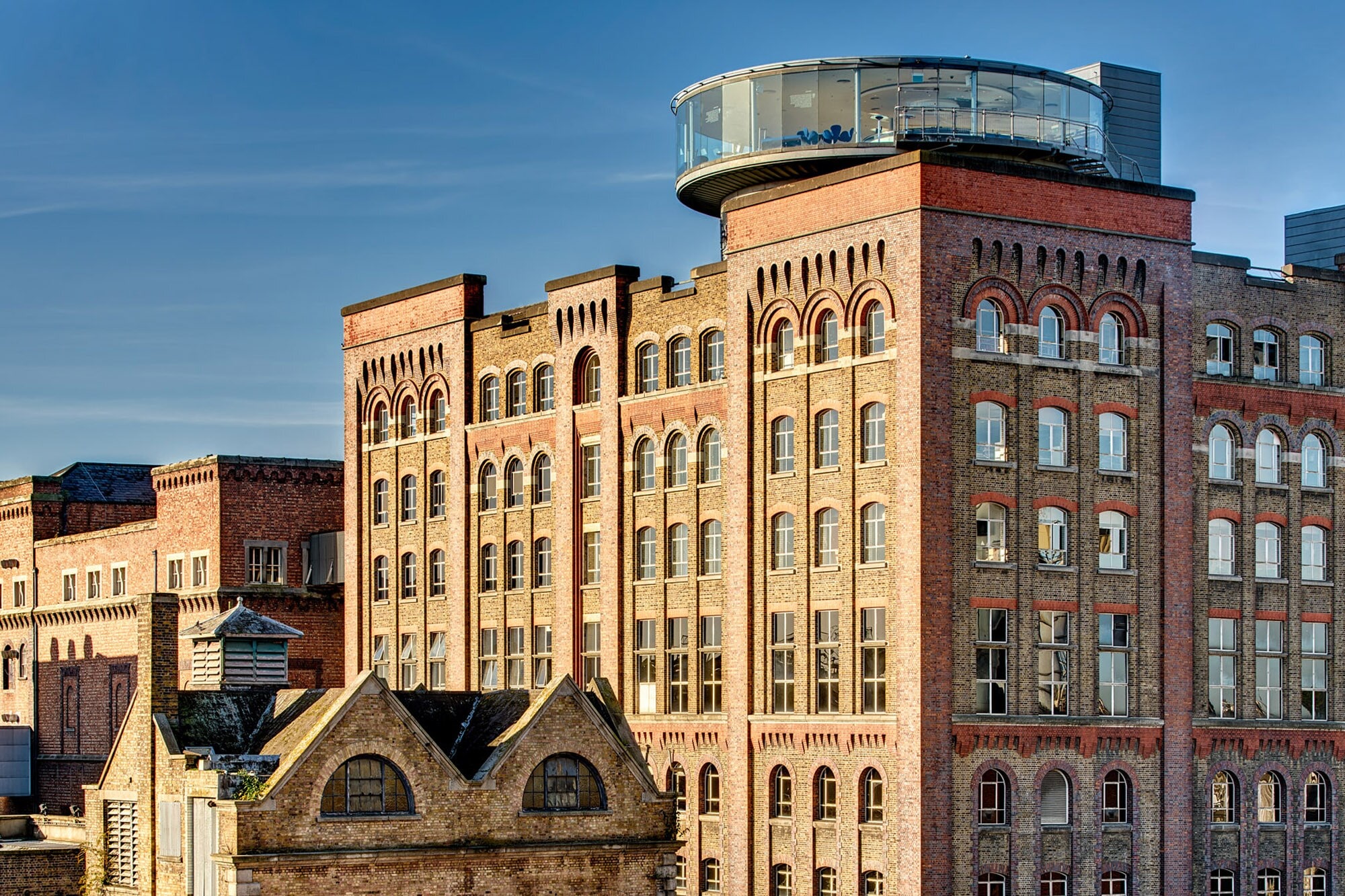 Blick auf das Guinness Storehouse vor blauem Himmel Blick auf das Guinness Storehouse vor blauem Himmel