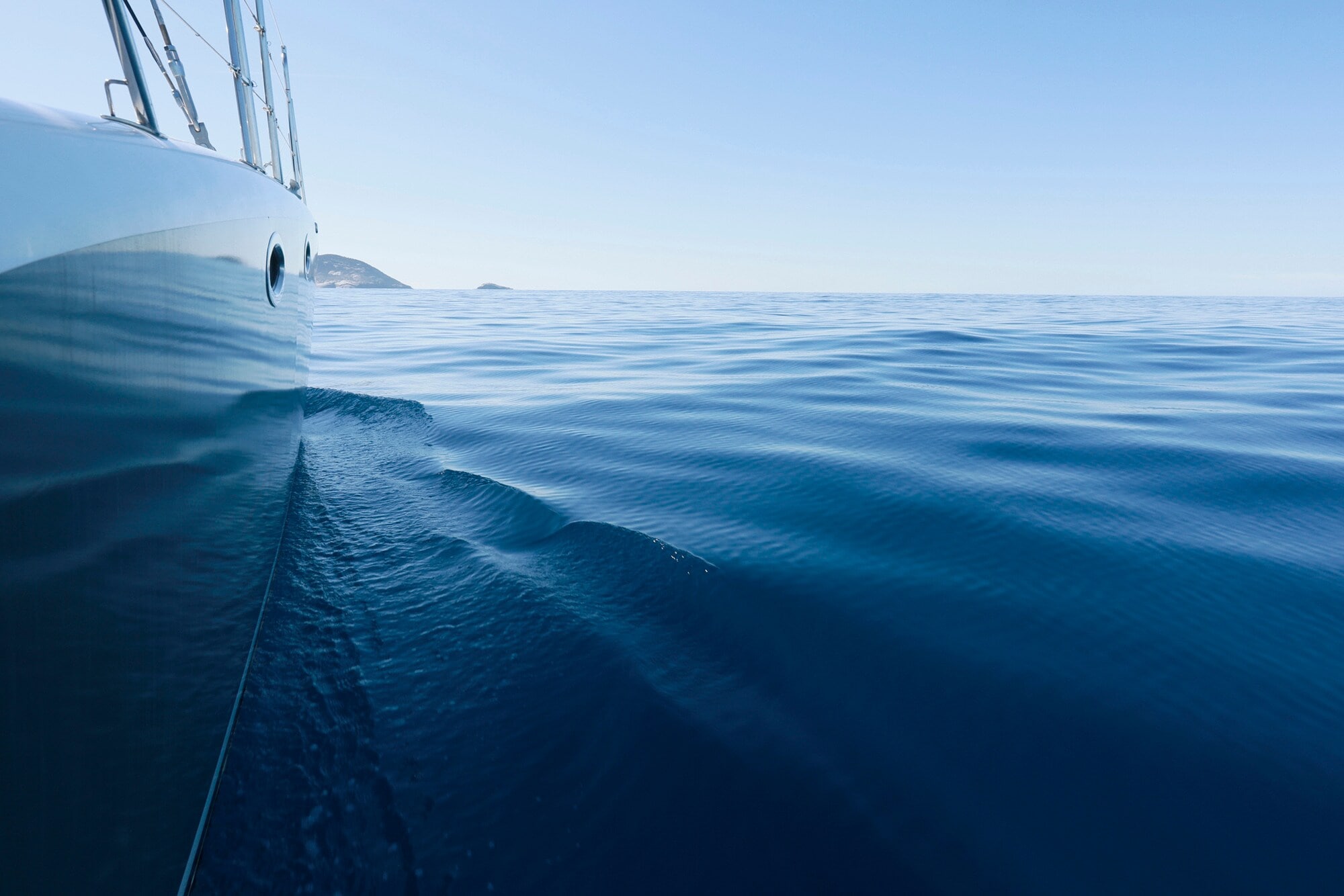 Seitenansicht einer Jacht im Wasser.