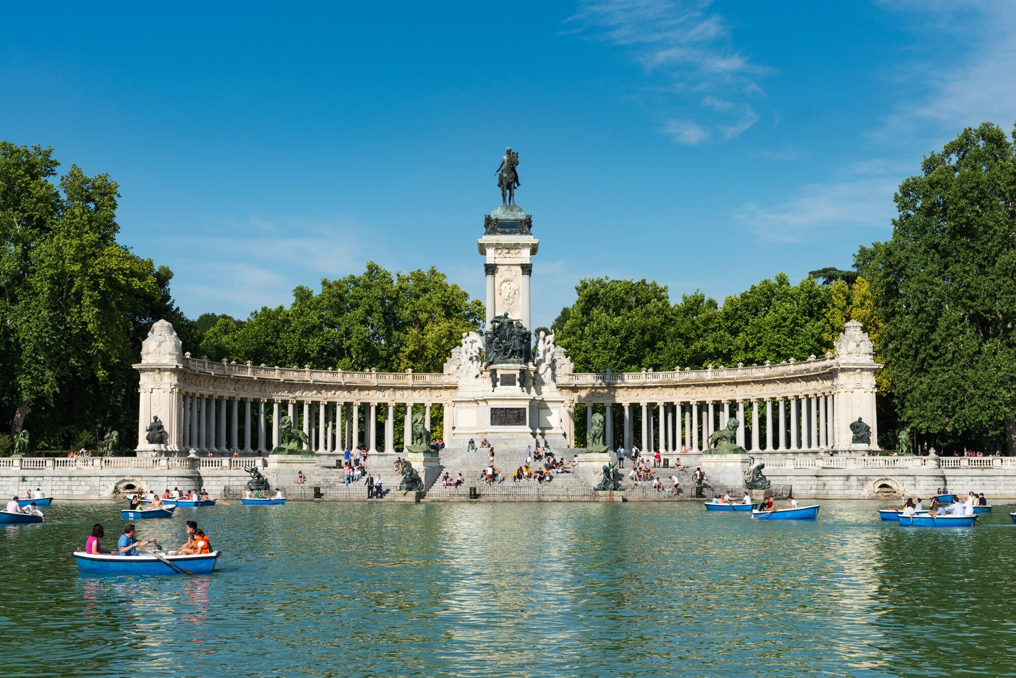 Blick vom See auf das Denkmal im Parque des Retiro.