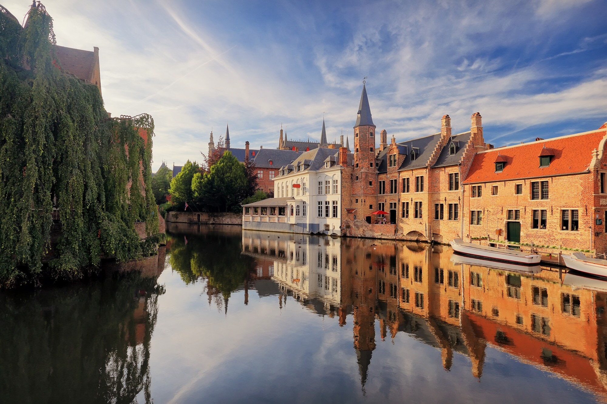 Historisches Zentrum von Brügge mit mittelalterlichen Gebäuden, die sich im Wasser spiegeln. Historisches Zentrum von Brügge mit mittelalterlichen Gebäuden, die sich im Wasser spiegeln.