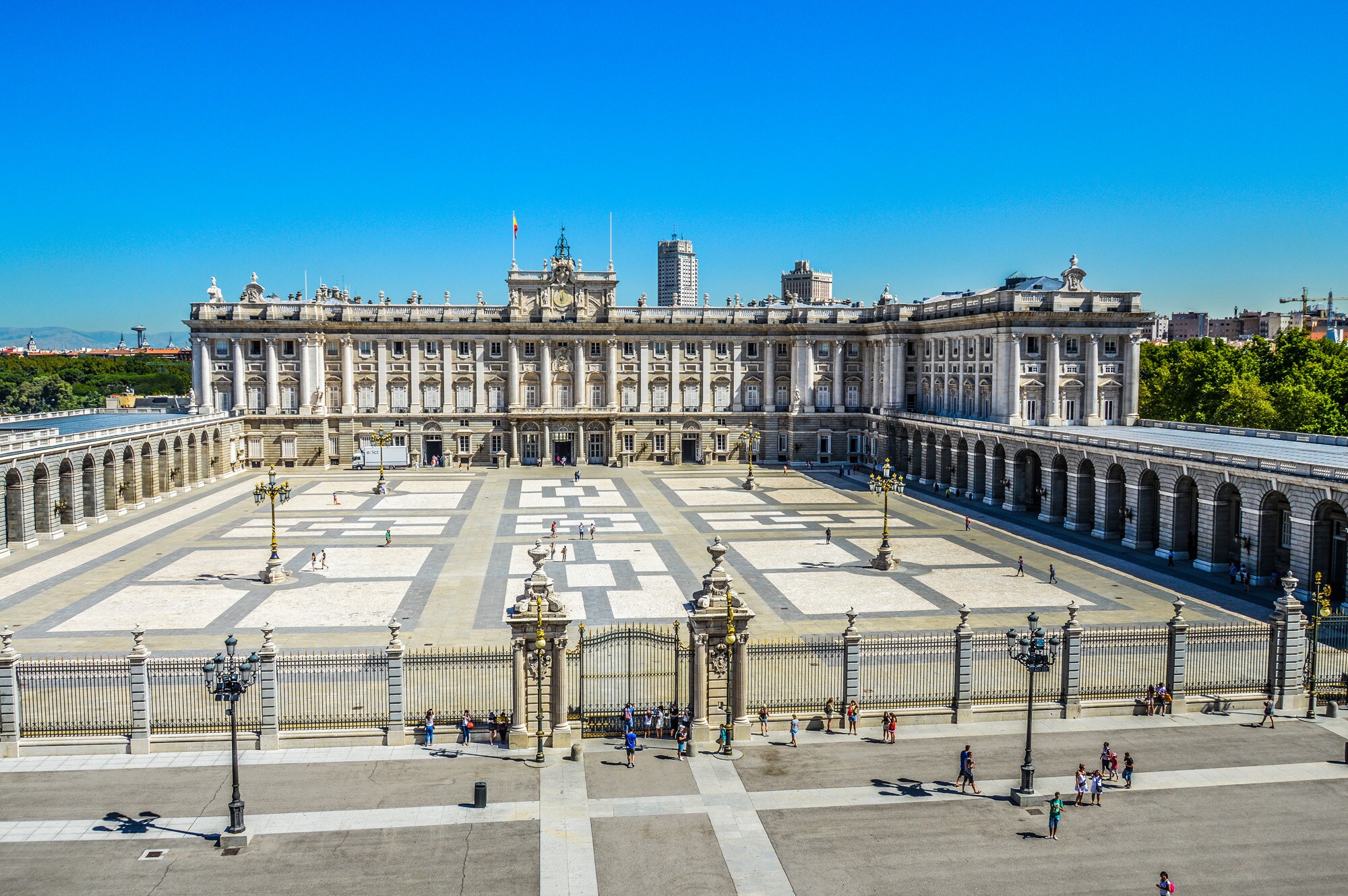 Blick von oben auf den Palacio Real mit seinem großen Vorplatz. Blick von oben auf den Palacio Real mit seinem großen Vorplatz.