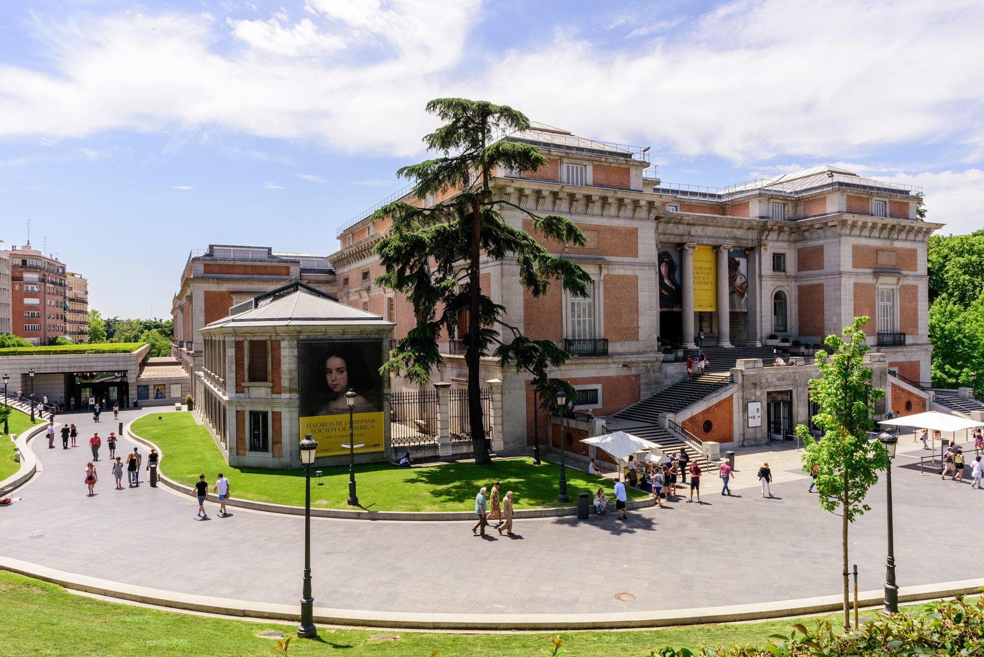 Außenfassade des Museo del Prado bei Sonnenschein. Außenfassade des Museo del Prado bei Sonnenschein.