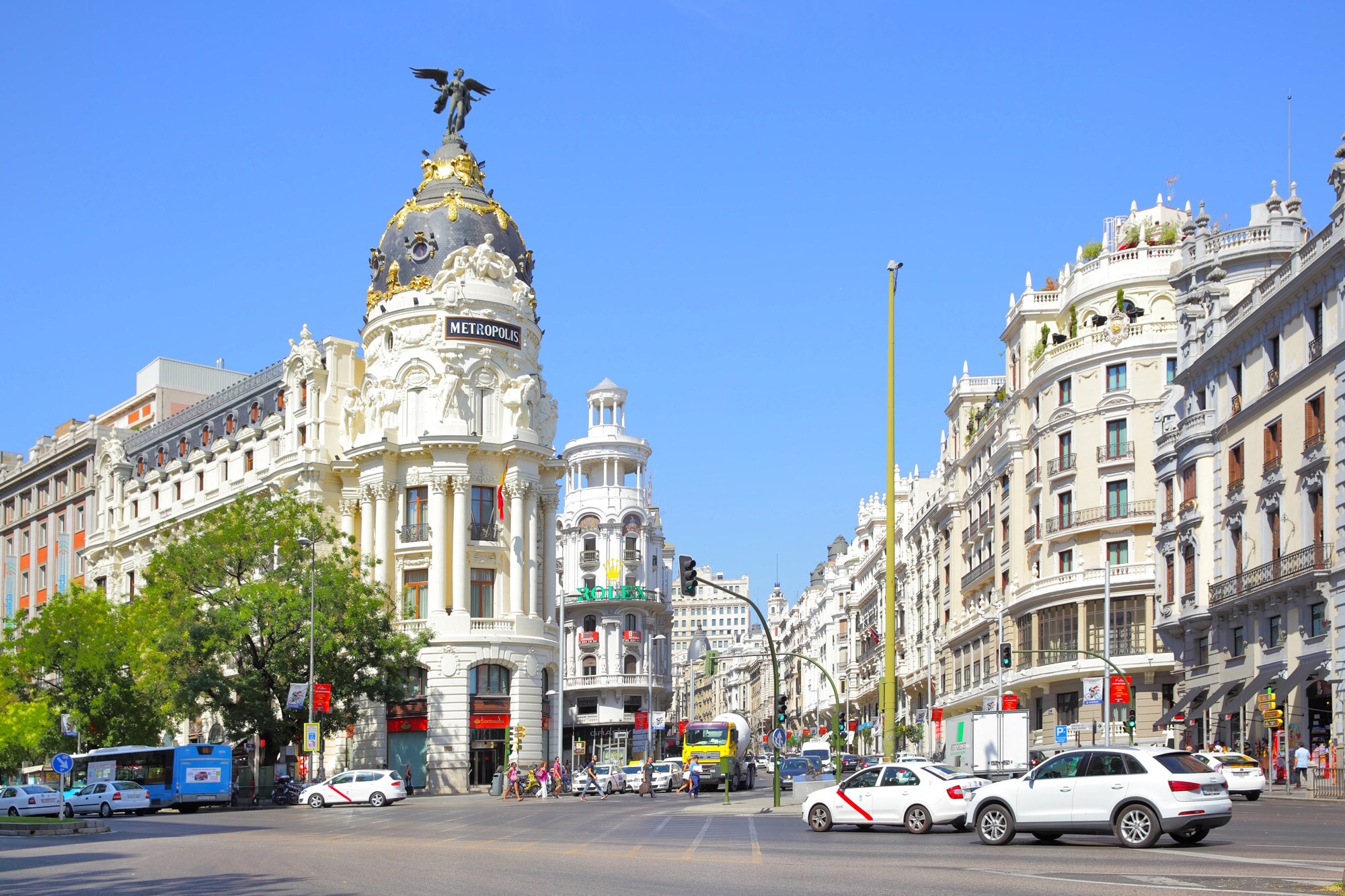 Blick auf die Gran Via in Madrid sowie das Metropolis-Gebäude mit einer geflügelten Victoria-Statue auf dessen Kuppel. Blick auf die Gran Via in Madrid sowie das Metropolis-Gebäude mit einer geflügelten Victoria-Statue auf dessen Kuppel.
