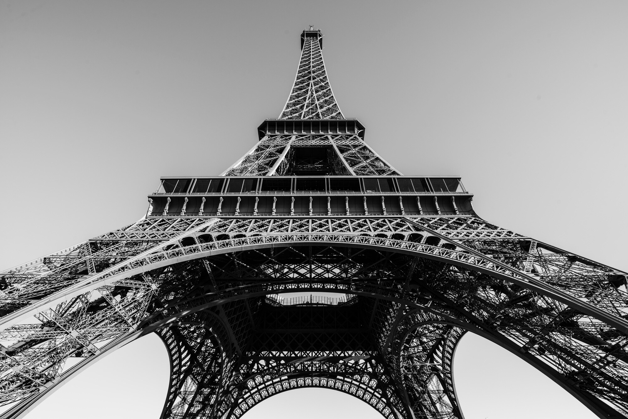 Schwarzweißaufnahme des Eiffelturms aus der Froschperspektive Schwarzweißaufnahme des Eiffelturms aus der Froschperspektive