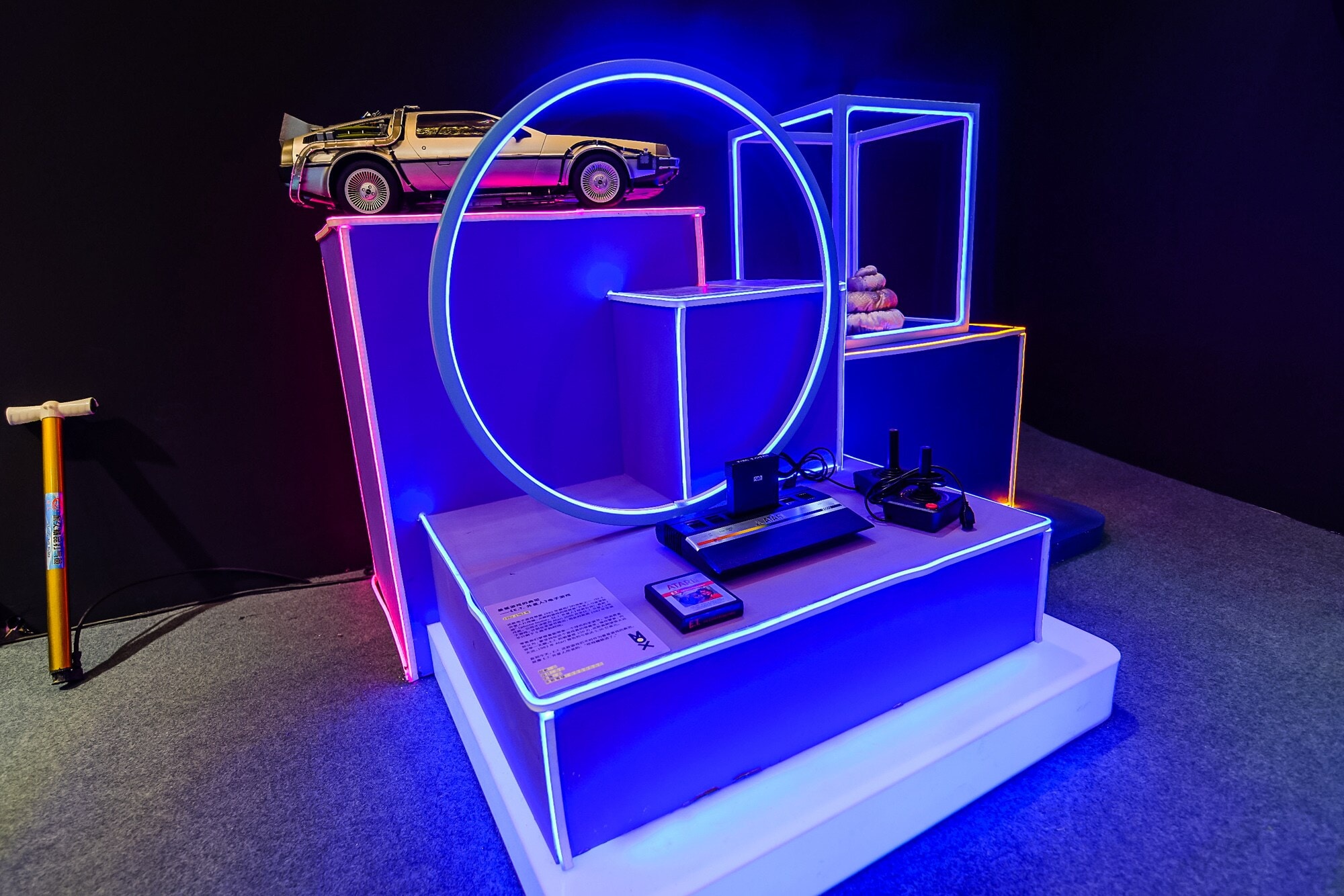 Verschiedene Exponate auf blauen Ausstellungsblöcken im Neonlicht Verschiedene Exponate auf blauen Ausstellungsblöcken im Neonlicht