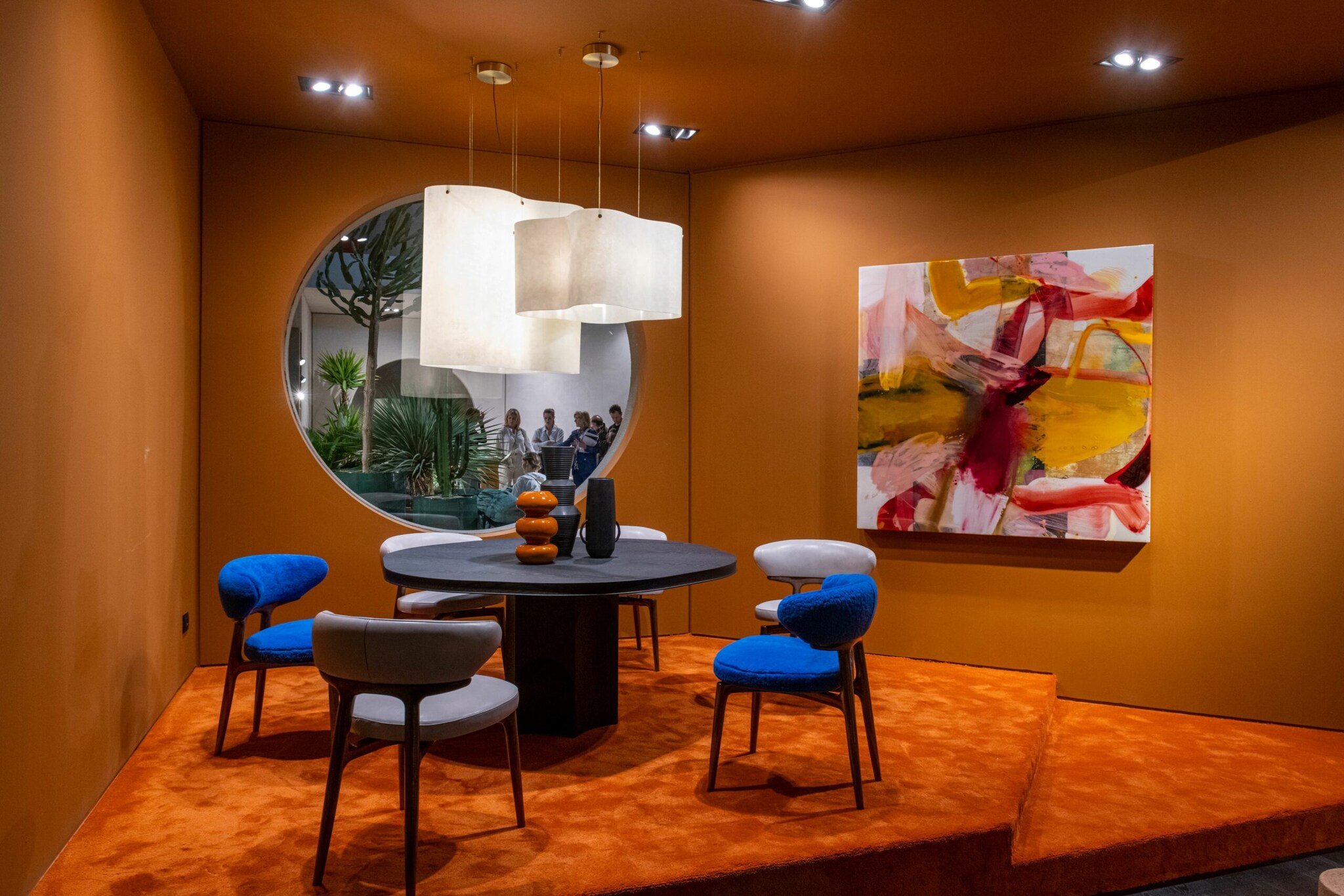 Ausstellungsraum der Salone del Mobile 2023 in Erdtönen mit blauen Akzenten. Ausstellungsraum der Salone del Mobile 2023 in Erdtönen mit blauen Akzenten.