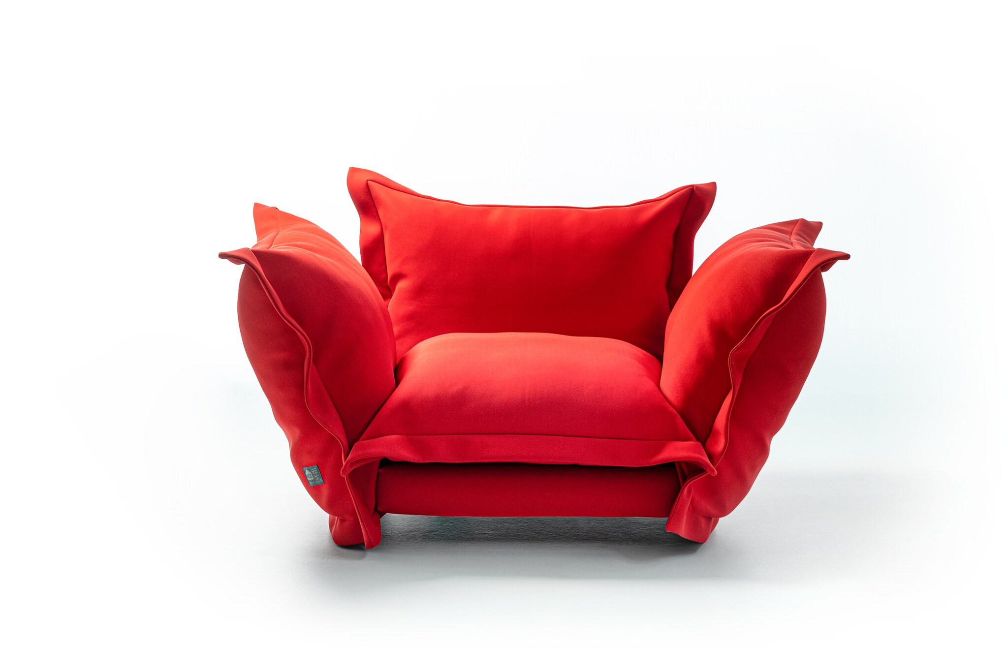 Tomatenrotes Sofa von Moroso mit großen, weichen Kissen. Tomatenrotes Sofa von Moroso mit großen, weichen Kissen.
