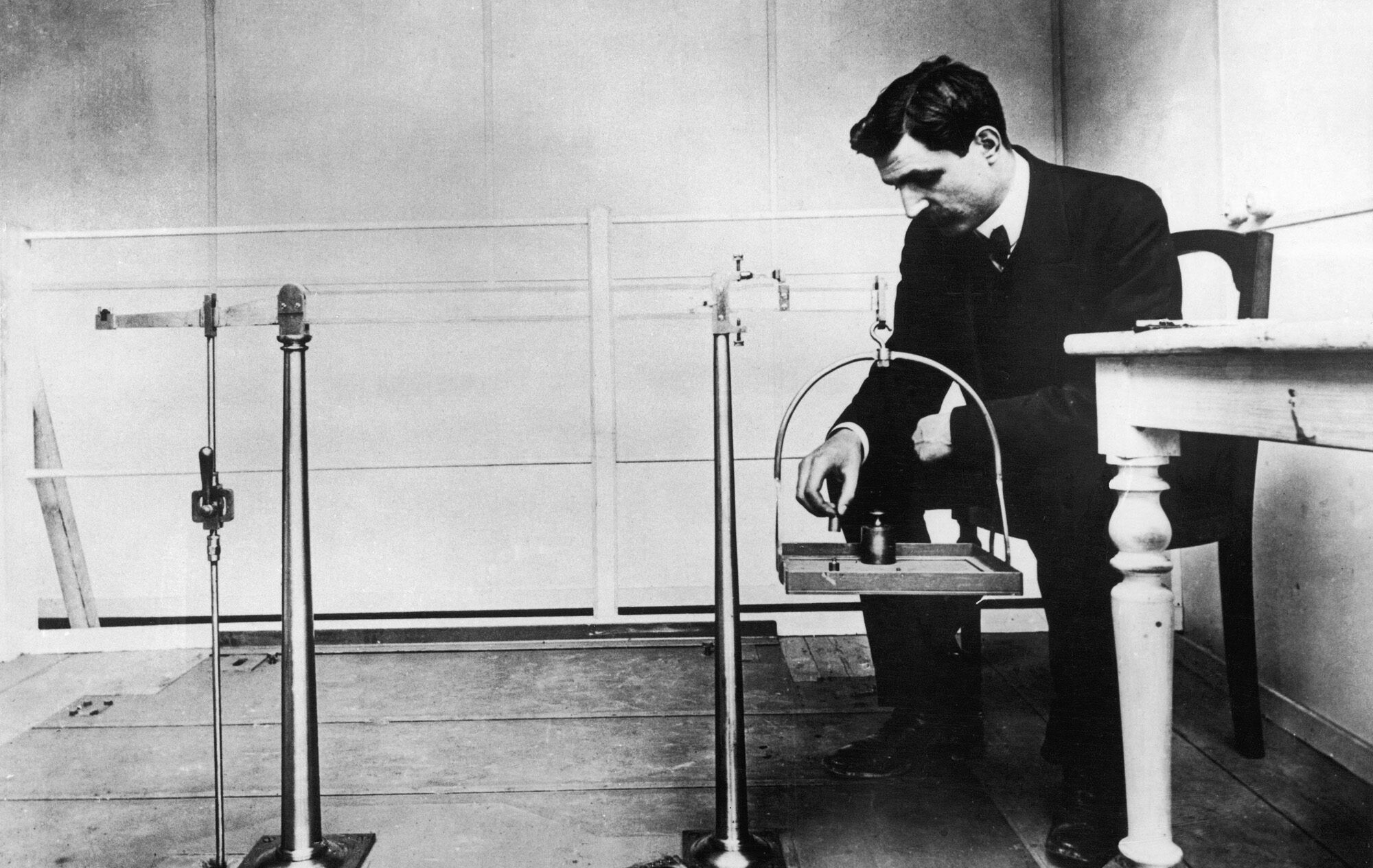 Der junge Gustave Eiffel führt ein Experiment in einem Raum durch, Schwarzweißaufnahme