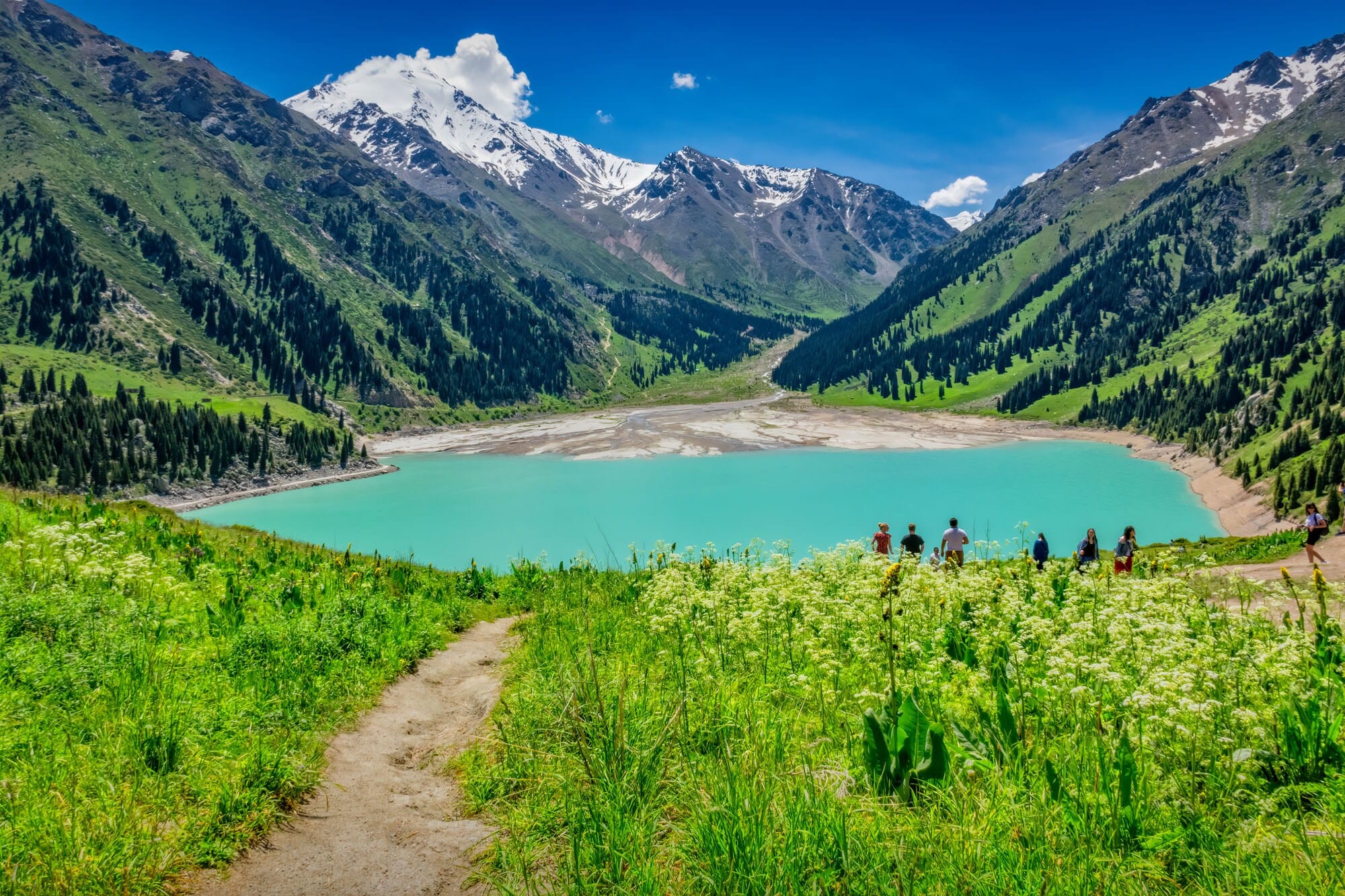 Blick auf den Almaty See in Kasachstan, der in ein Gebirge gebettet ist. Blick auf den Almaty See in Kasachstan, der in ein Gebirge gebettet ist.