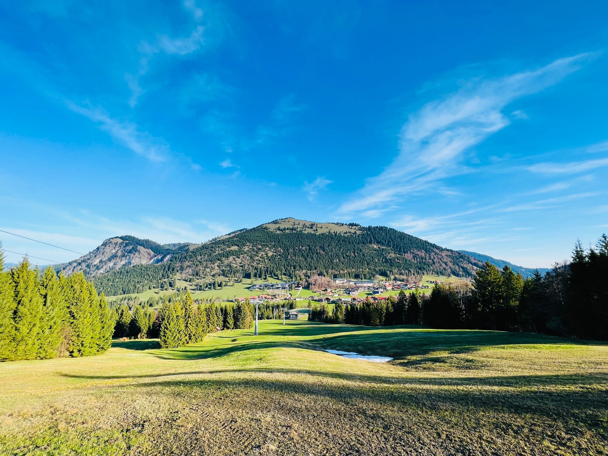 Blick von einer Wiese auf Berge. Blick von einer Wiese auf Berge.