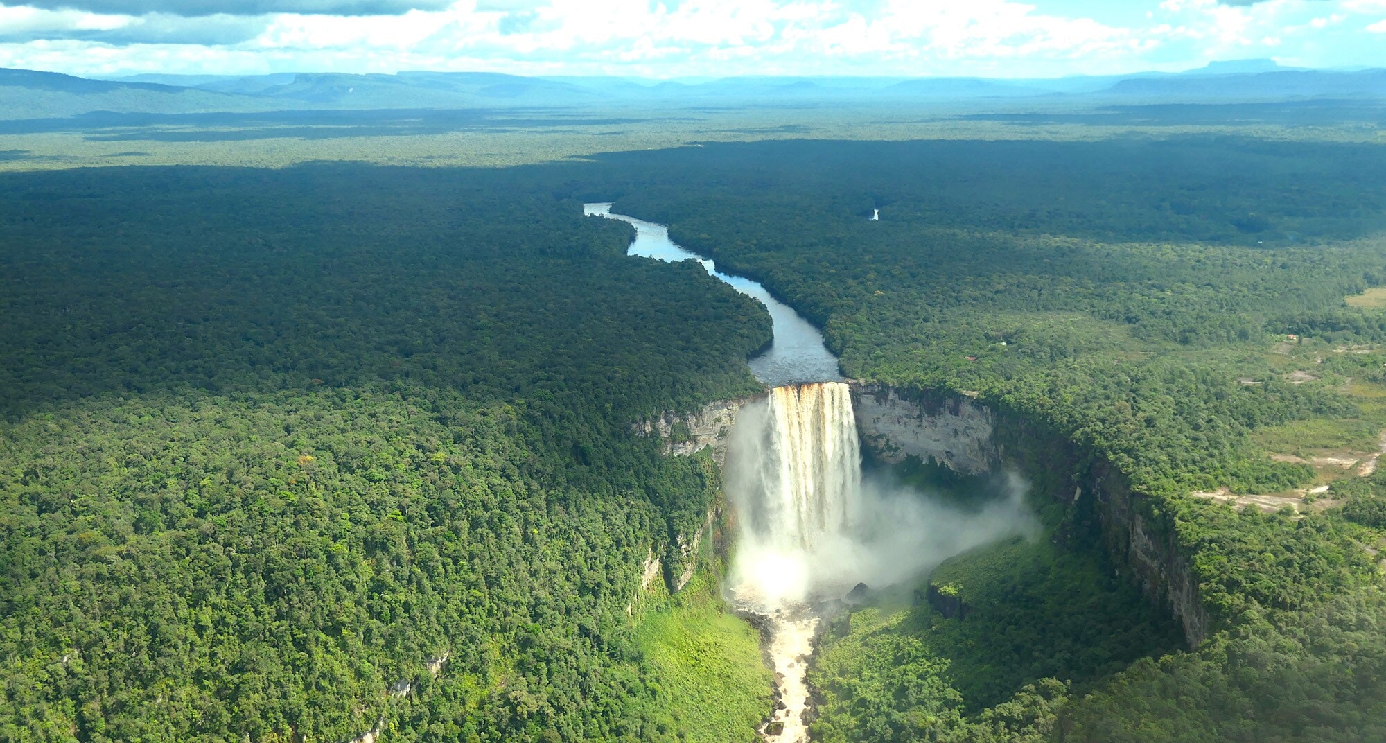 Luftaufnahme des Kaieteur-Wasserfalls in Guyana, umgeben vom tropischen Regenwald. Luftaufnahme des Kaieteur-Wasserfalls in Guyana, umgeben vom tropischen Regenwald.