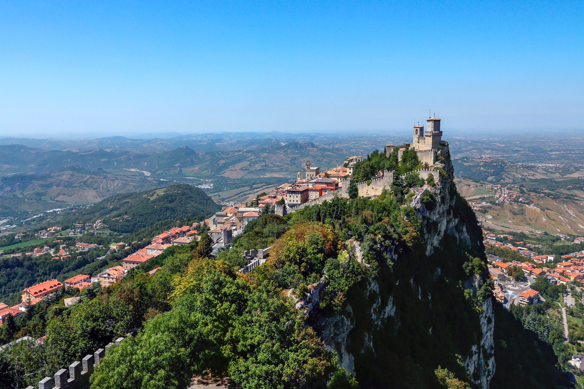 Luftaufnahme einer Burg auf dem Berg Titano in San Marino.