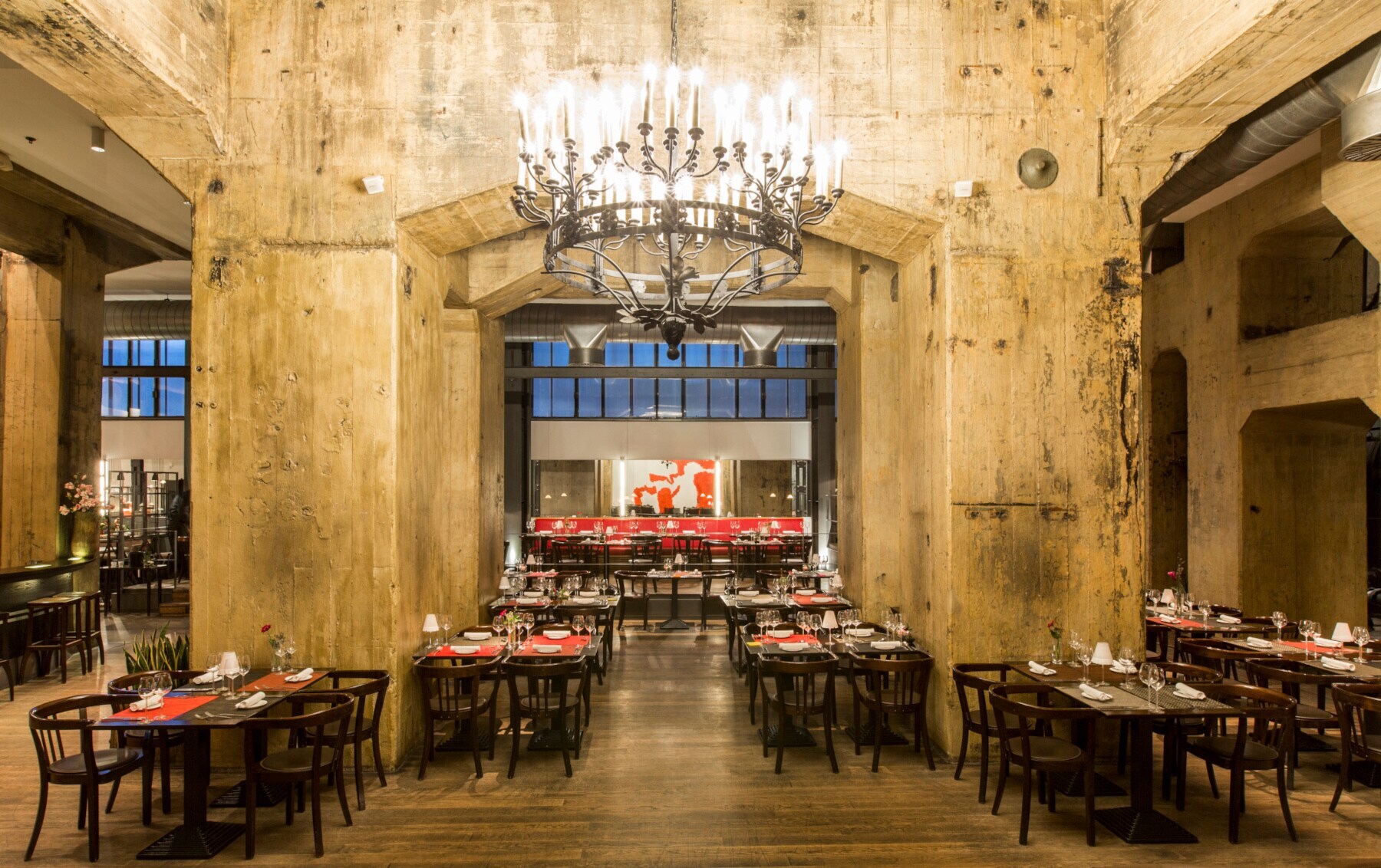 Blick auf Tische und Stühle zwischen Betonpfeilern im Restaurant Casino der Zeche Zollverein