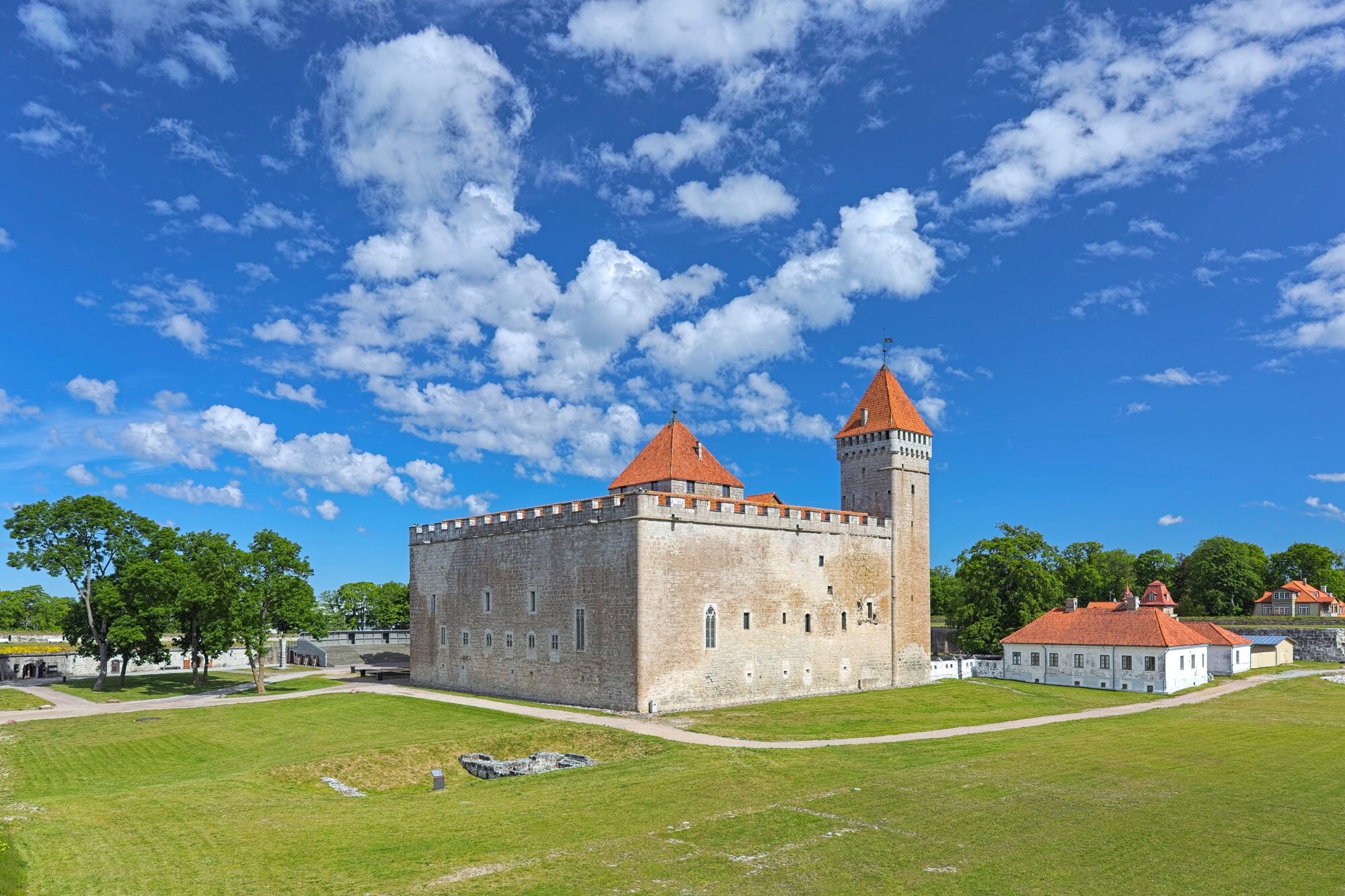 Aufnahme einer Burg vor blauem Himmel mit einigen wenigen Wolken. Aufnahme einer Burg vor blauem Himmel mit einigen wenigen Wolken.