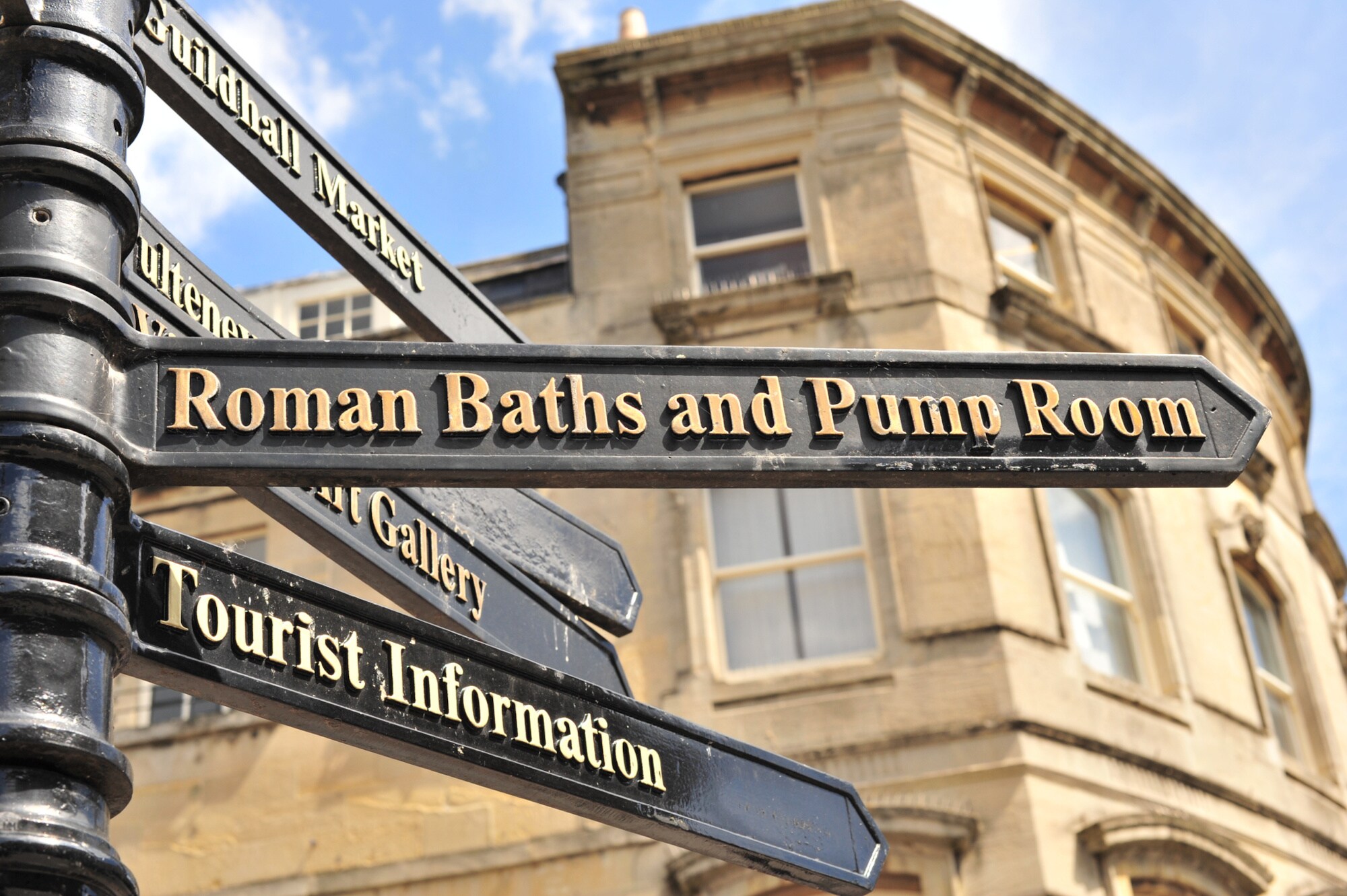 Aufnahme eines historischen Straßenschildes in Bath
