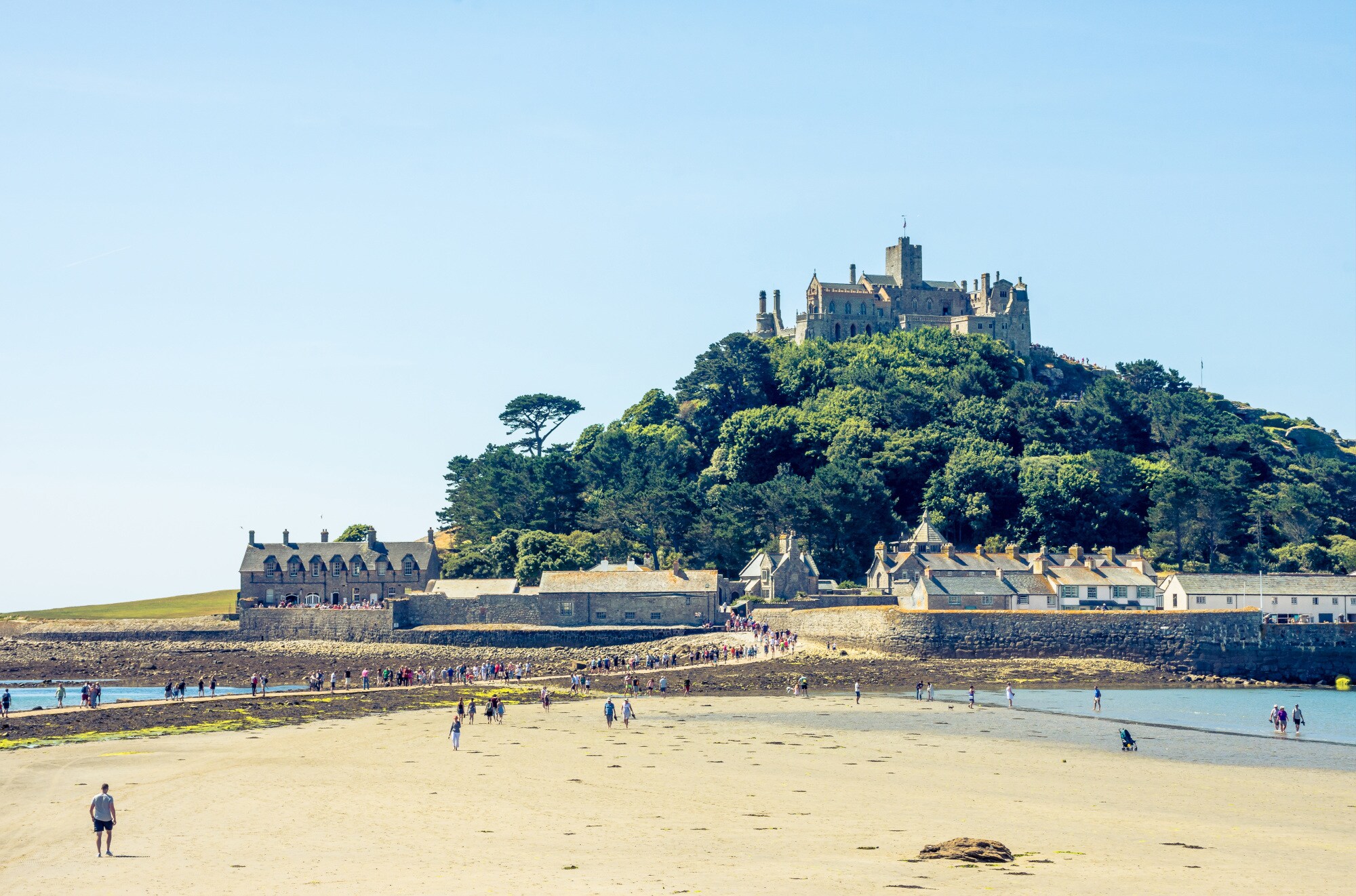 Die Erhöhung St Michael’s Mount mit seinem Kloster bei Ebbe