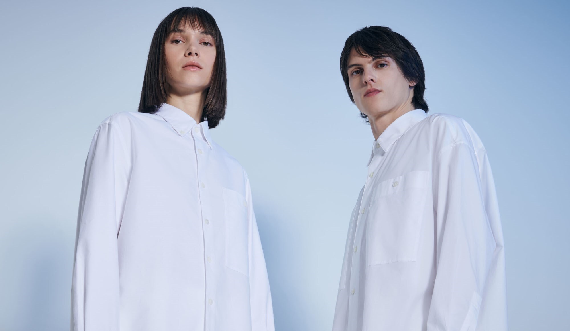 Zwei Models in weißen hemden und Hosen Zwei Models in weißen hemden und Hosen