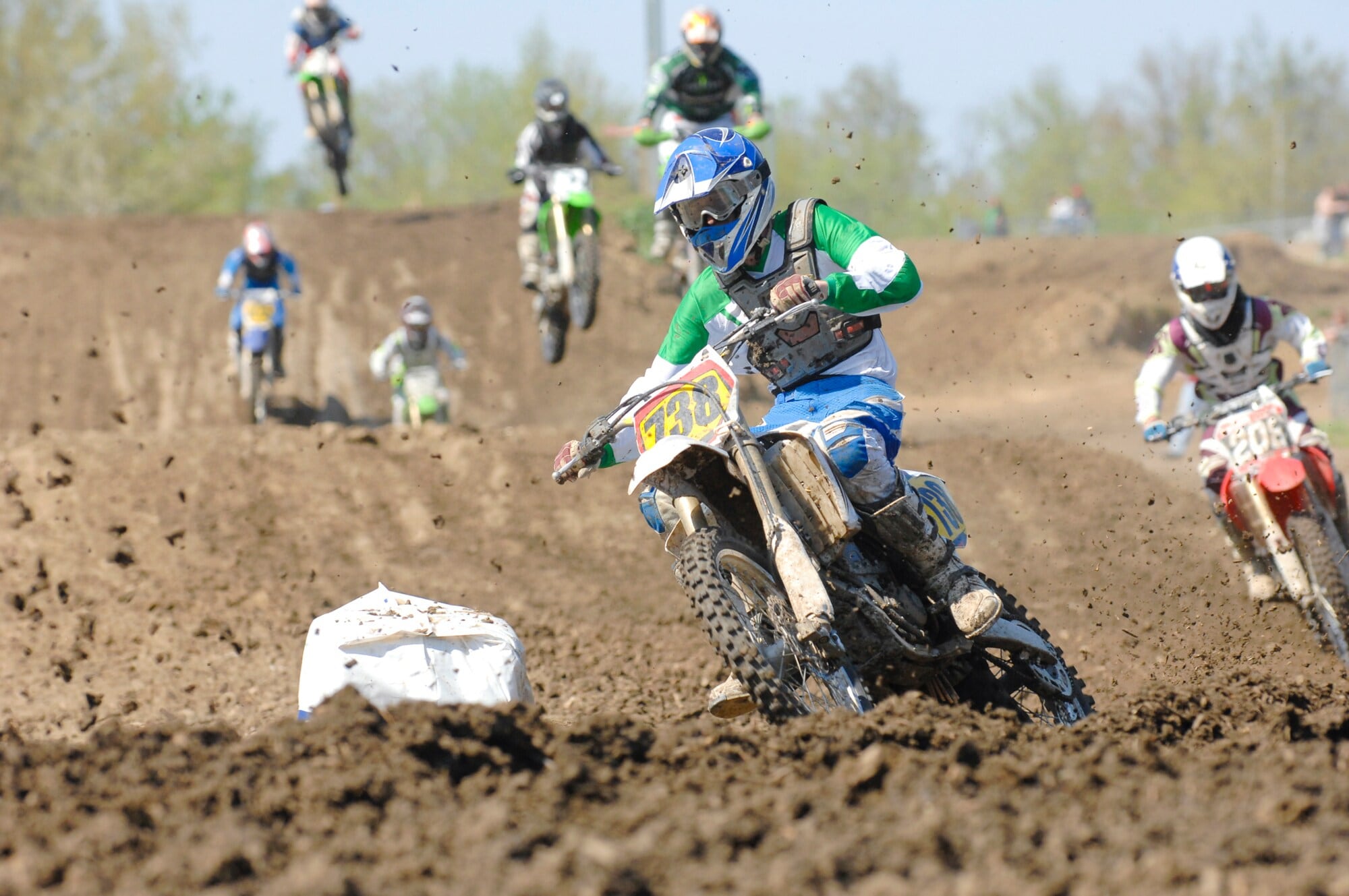 Auf einer erdigen Motocross-Strecke vom MSC Grevenbroich sind mehrere Fahrer zu sehen Auf einer erdigen Motocross-Strecke vom MSC Grevenbroich sind mehrere Fahrer zu sehen