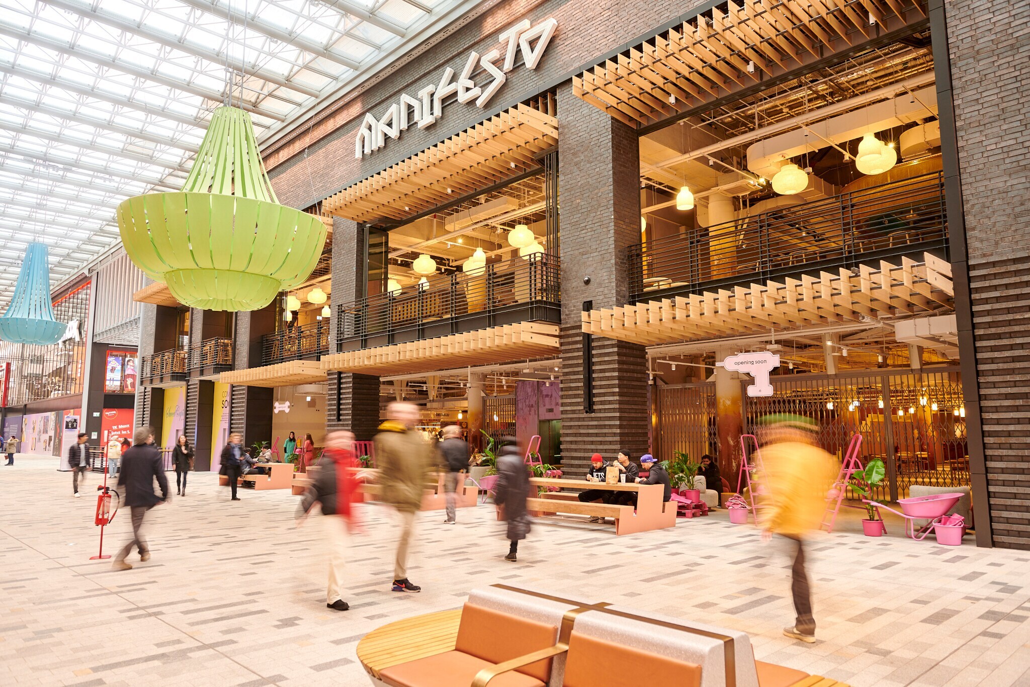 Viele Leute in einer modernen Einkaufspassage