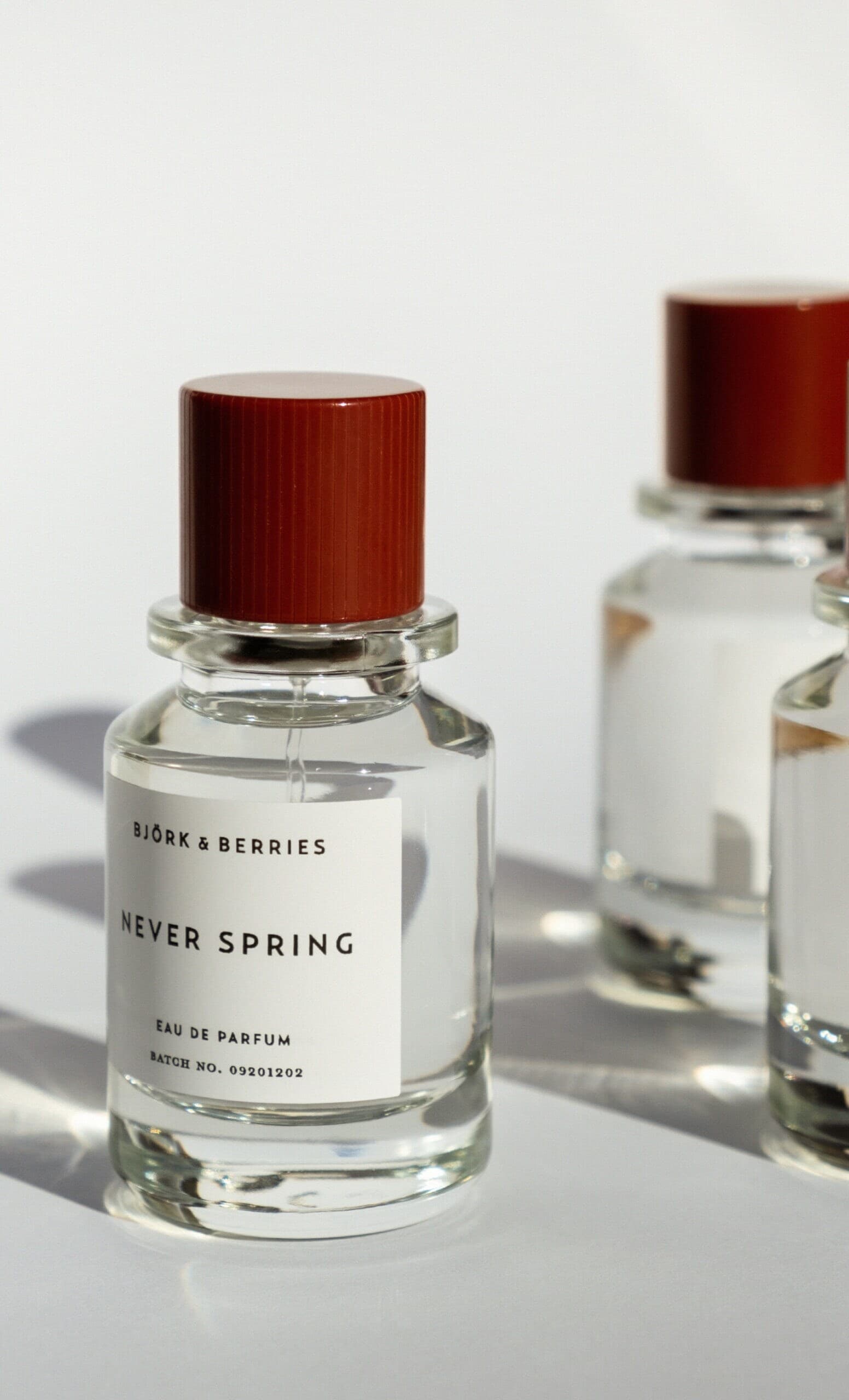 Drei Parfümflakons der Marke björk and berries vor weißem Hintergrund Drei Parfümflakons der Marke björk and berries vor weißem Hintergrund