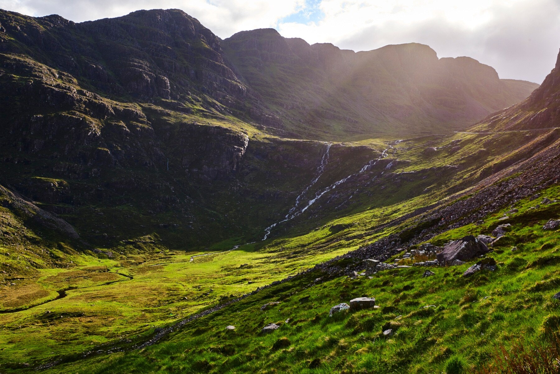 Blick auf grüne Berge, darüber bewölkter Himmel Blick auf grüne Berge, darüber bewölkter Himmel