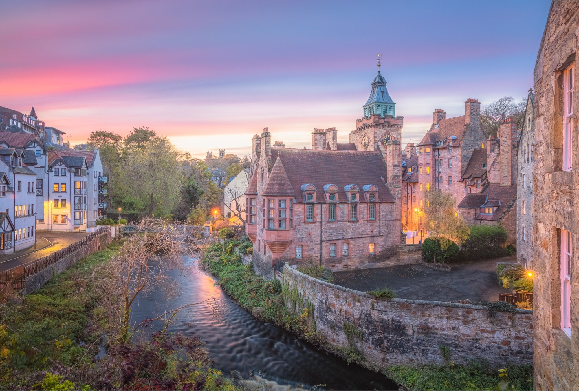 Ein Teil der historischen Altstadt von Edinburgh bei Sonnenuntergang Ein Teil der historischen Altstadt von Edinburgh bei Sonnenuntergang
