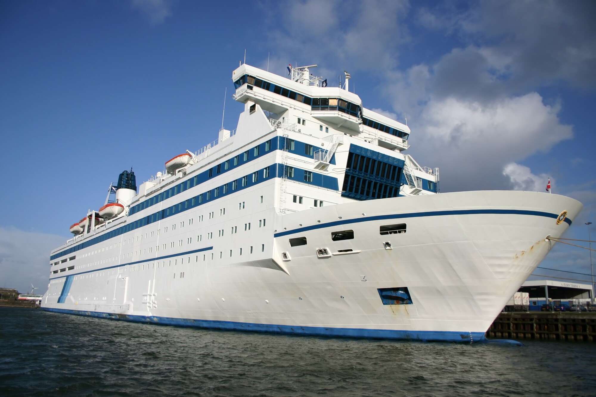 Eine große, weiße Autofähre, aus der Froschperspektive fotografiert Eine große, weiße Autofähre, aus der Froschperspektive fotografiert