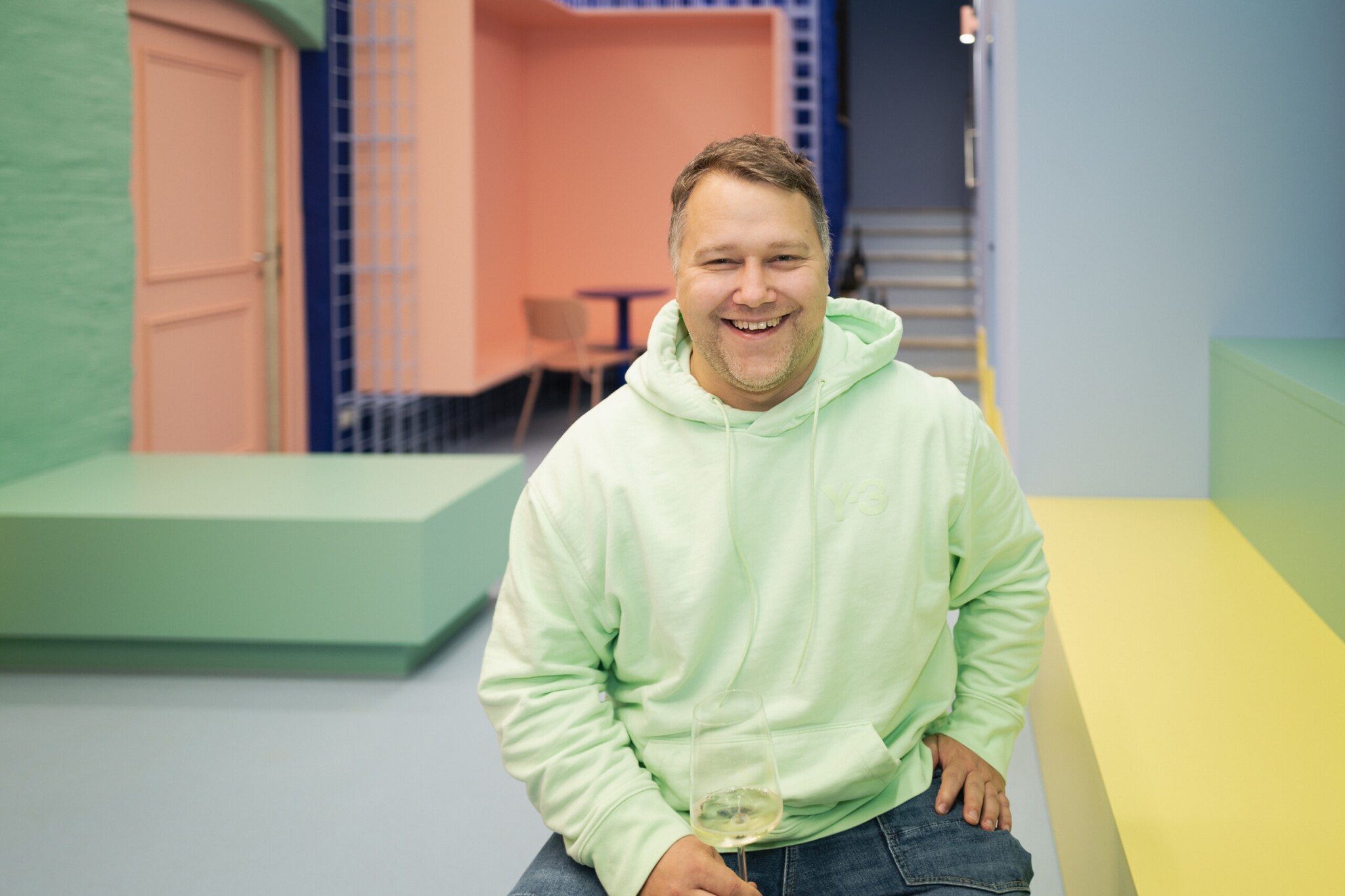 Porträt von Anton Schmaus in seiner Tipsy Weinbar