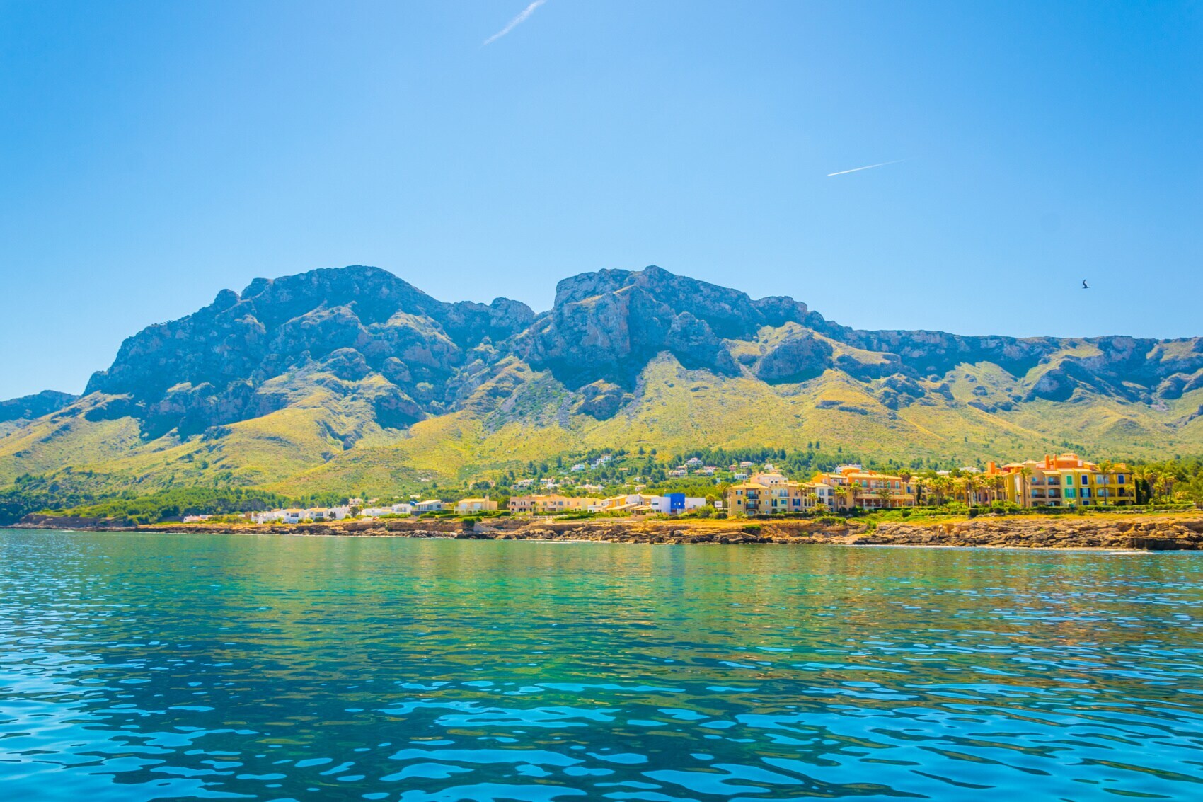 Blick vom Meer auf den kleinen Ort Betlem