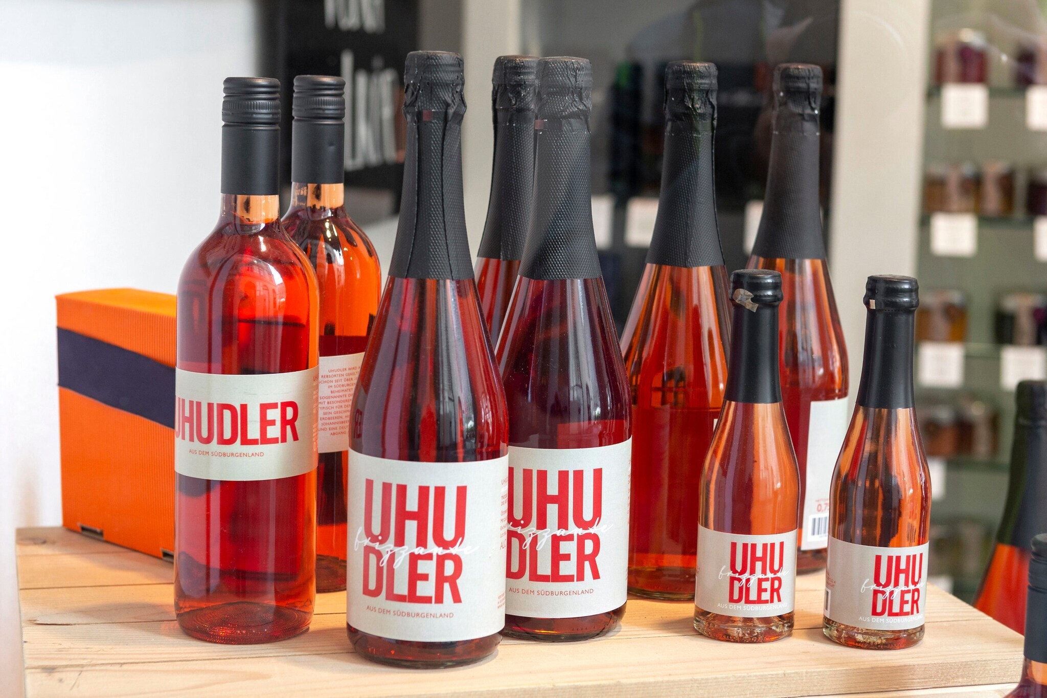 Arrangement von Weinflaschen mit Rosé in verschiedenen Größen der Marke Uhudlur auf einem Tisch
