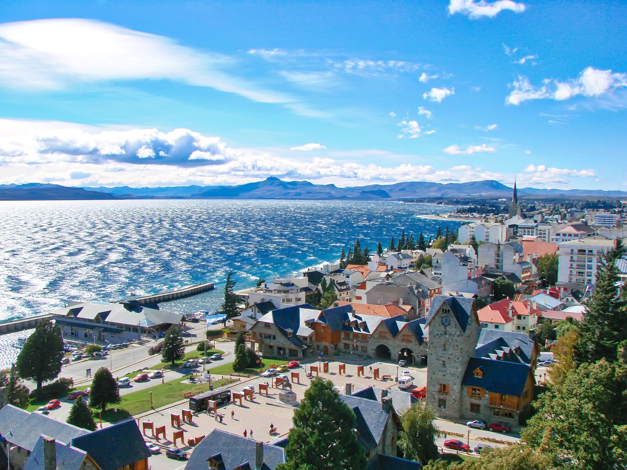 Stadtpanorama von Bariloche an einem Gletschersee mit Bergen im Hintergrund