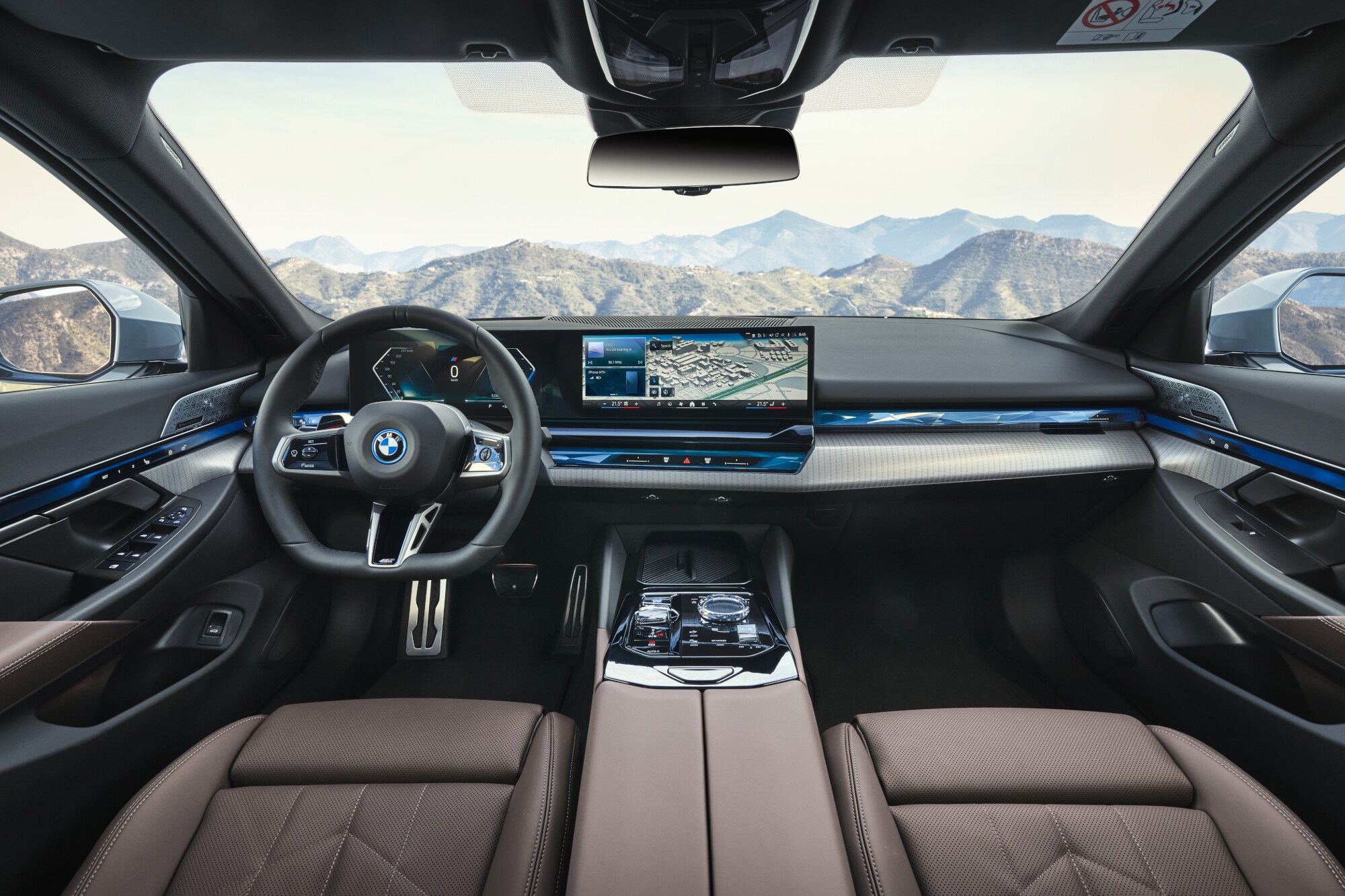 Blick in den Innenraum des BMW i5.